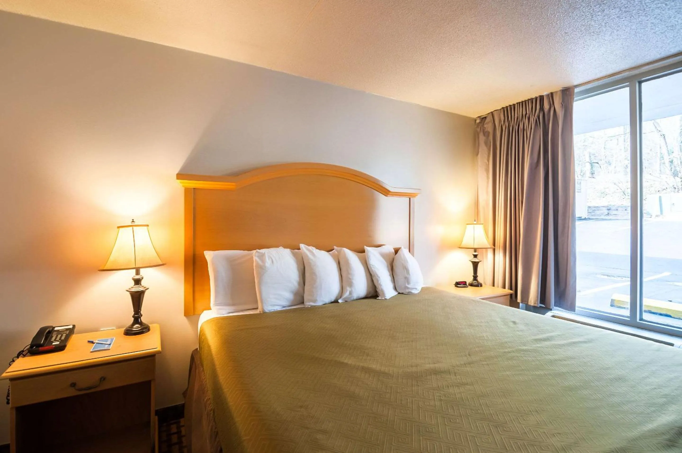 Photo of the whole room, Bed in Econo Lodge Elkridge near Arundel Mills