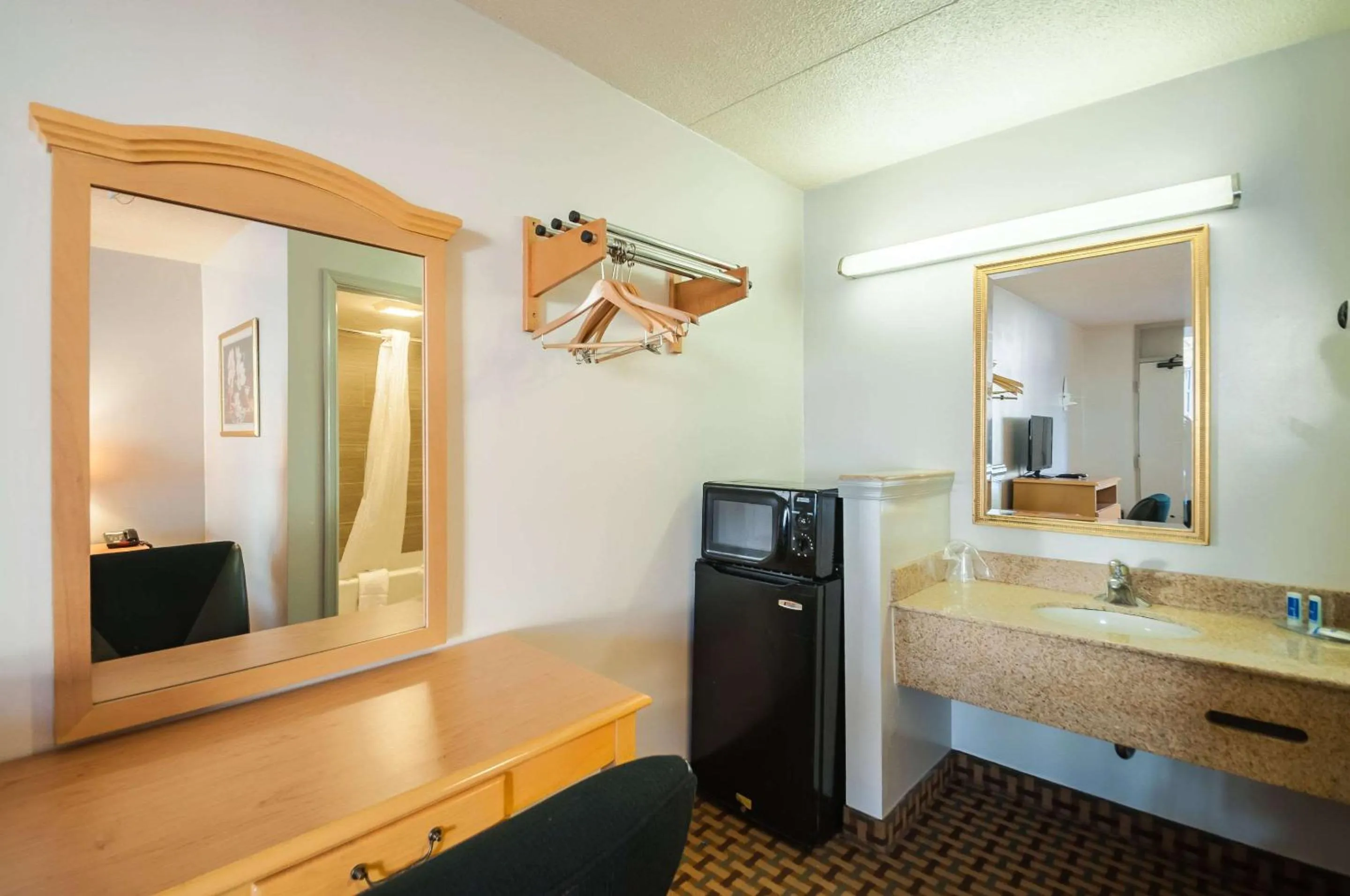 Photo of the whole room in Econo Lodge Elkridge near Arundel Mills