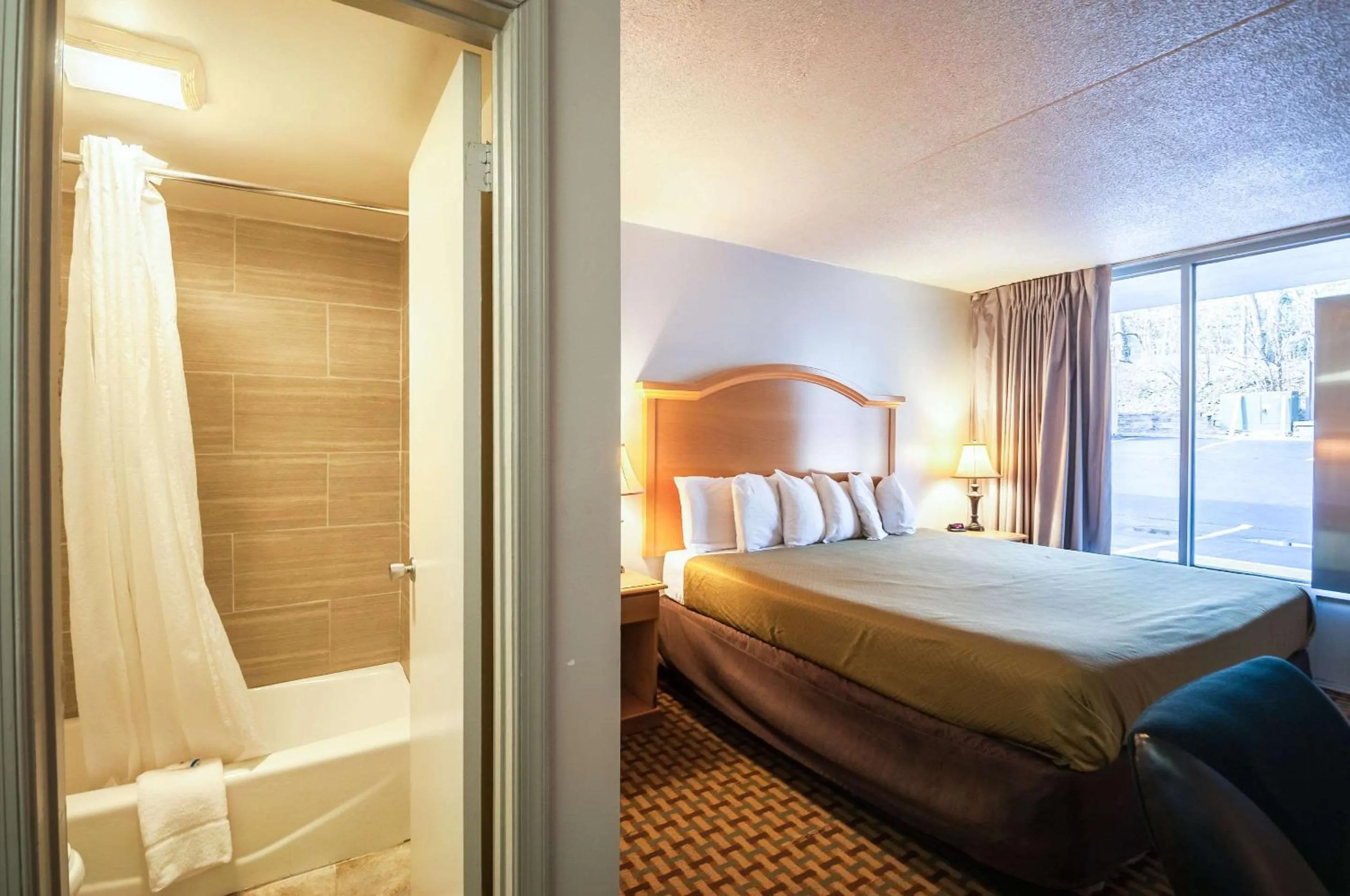 Photo of the whole room, Bed in Econo Lodge Elkridge near Arundel Mills