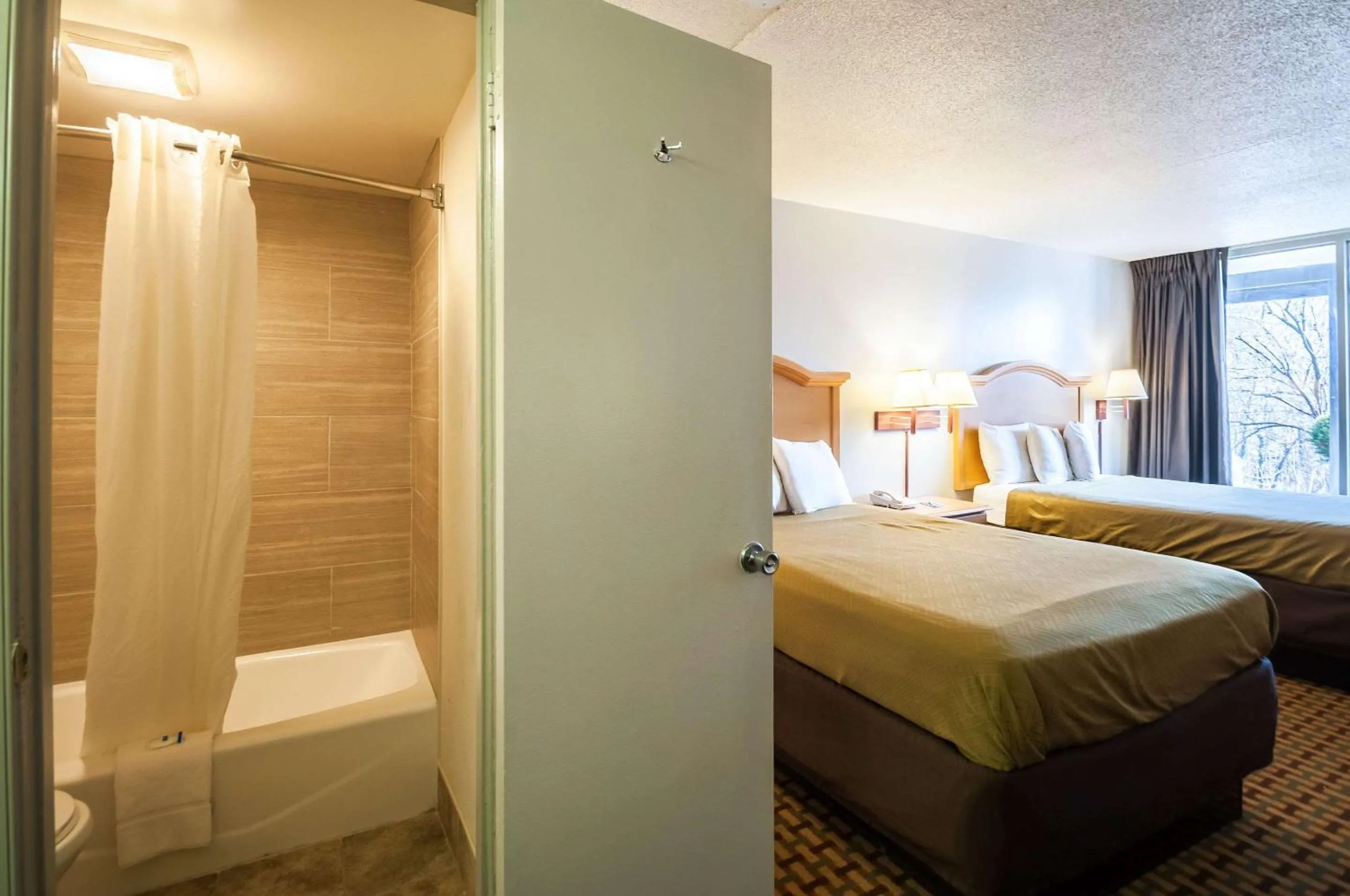 Bathroom, Bed in Econo Lodge Elkridge near Arundel Mills