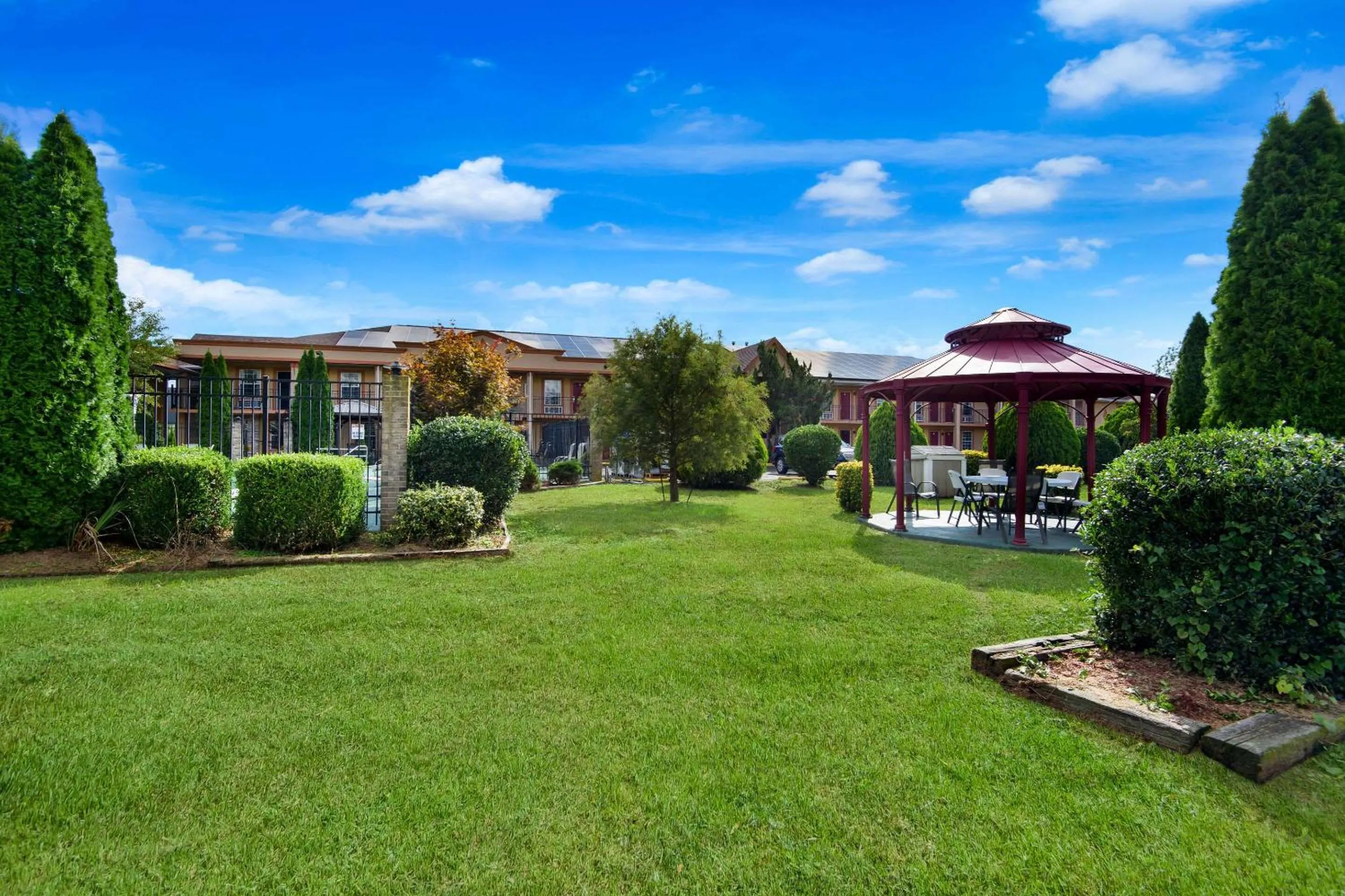 Swimming pool in Econo Lodge Princess Anne