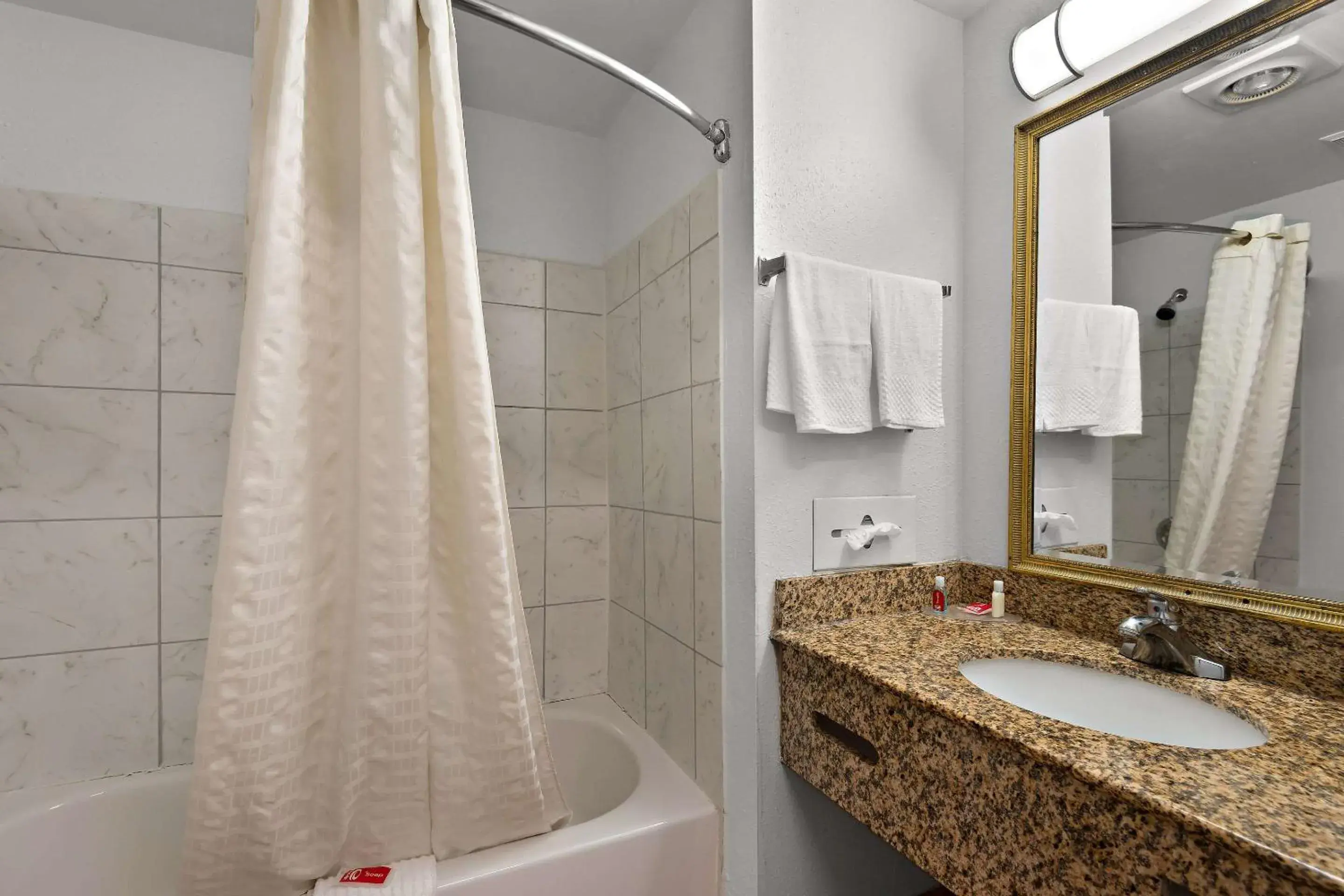 King Room - Non-Smoking in Econo Lodge Princess Anne King Room - Non-Smoking in Econo Lodge Princess Anne