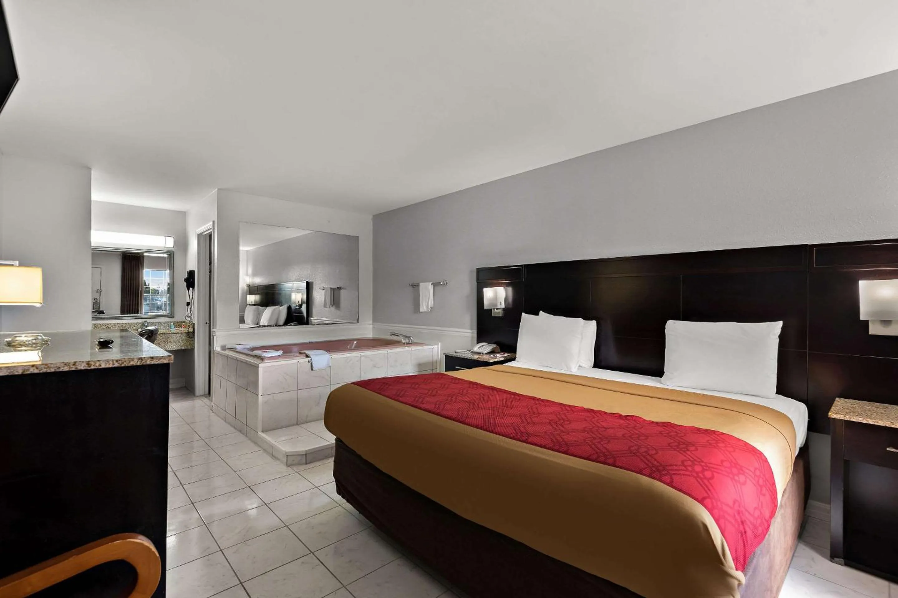 Bedroom, Bed in Econo Lodge Princess Anne