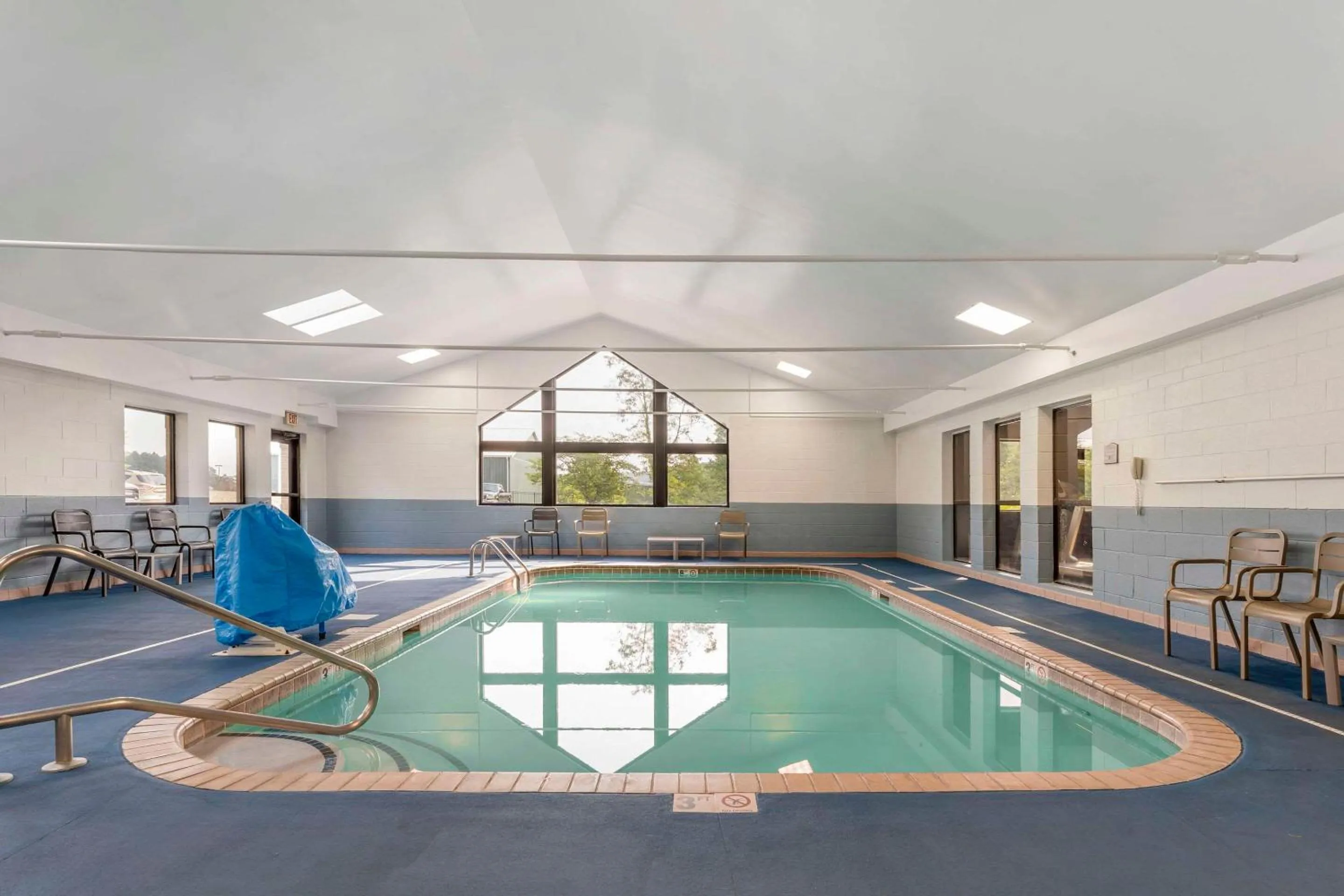 Swimming pool in Comfort Inn & Suites LaVale - Cumberland