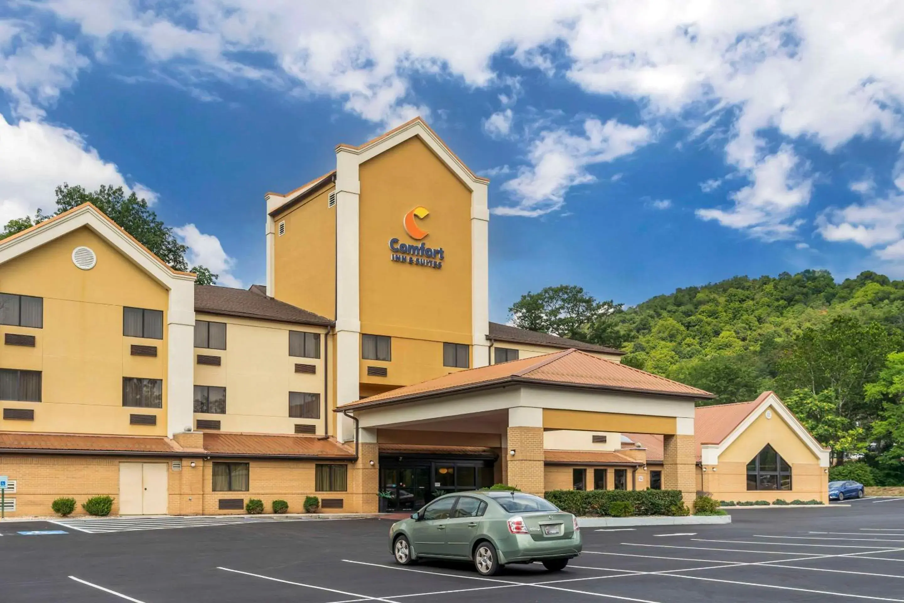 Property building in Comfort Inn & Suites LaVale - Cumberland Property building in Comfort Inn & Suites LaVale - Cumberland