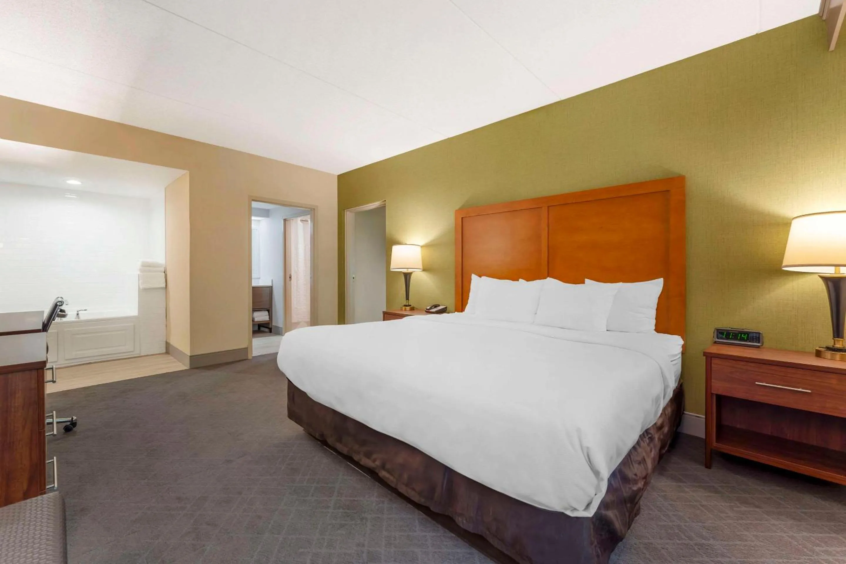 Bedroom, Bed in Comfort Inn & Suites LaVale - Cumberland