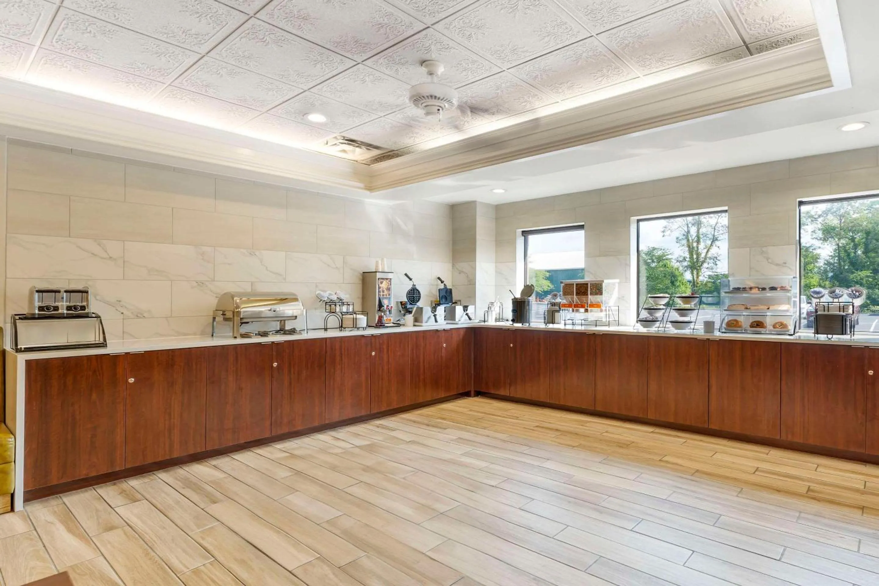 Breakfast in Comfort Inn & Suites LaVale - Cumberland