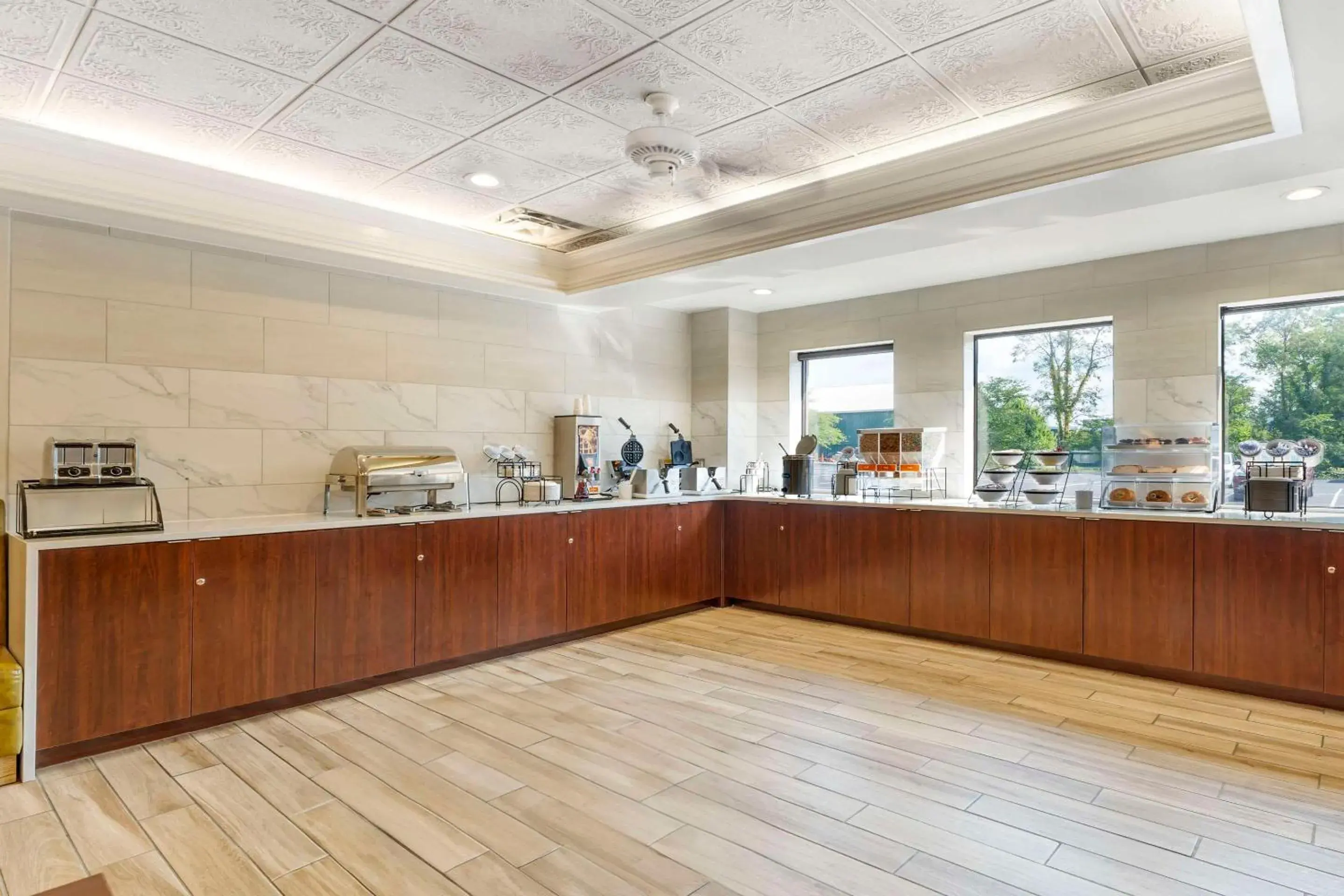 Breakfast in Comfort Inn & Suites LaVale - Cumberland Breakfast in Comfort Inn & Suites LaVale - Cumberland