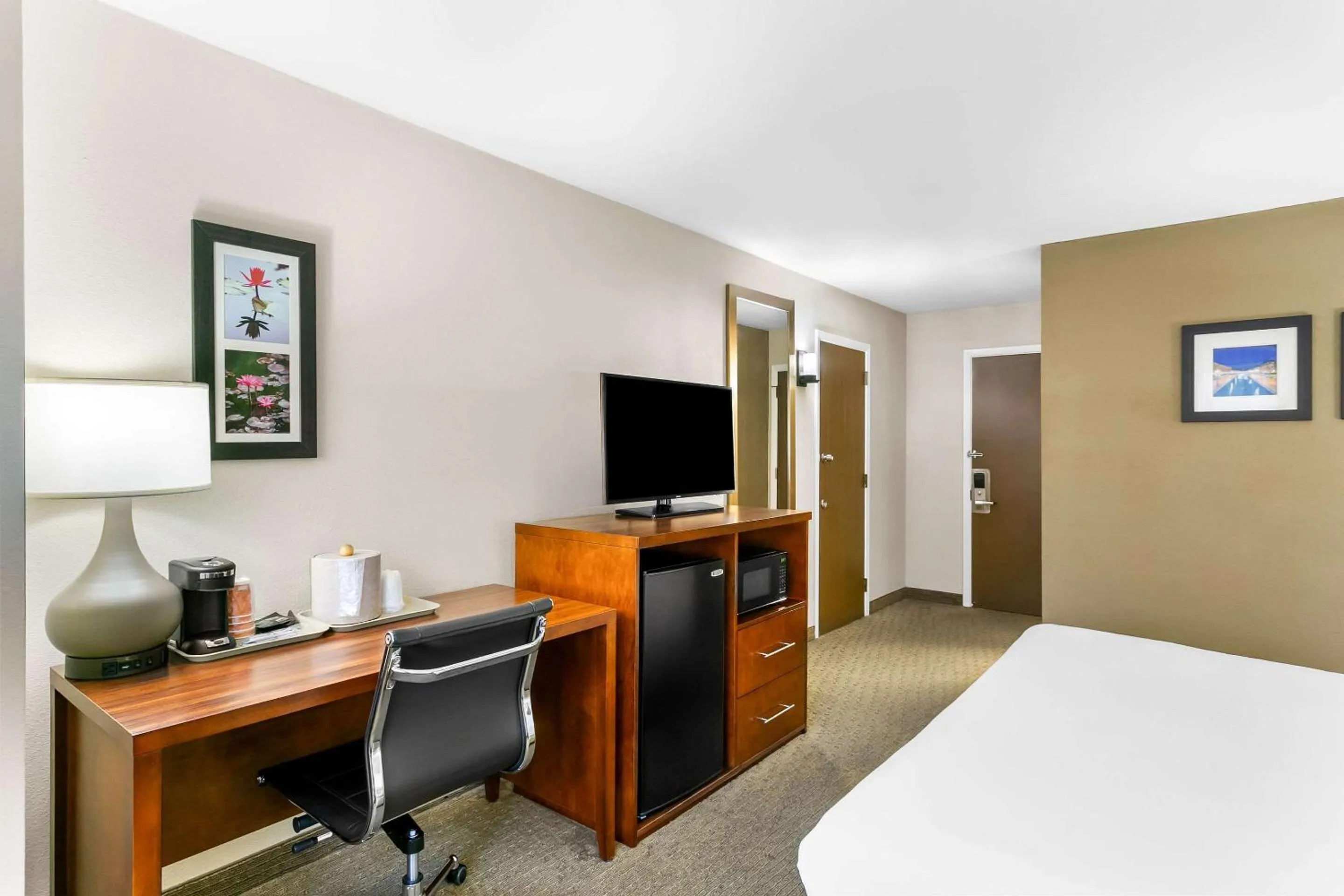 Bedroom, Bed in Comfort Inn Red Horse Frederick