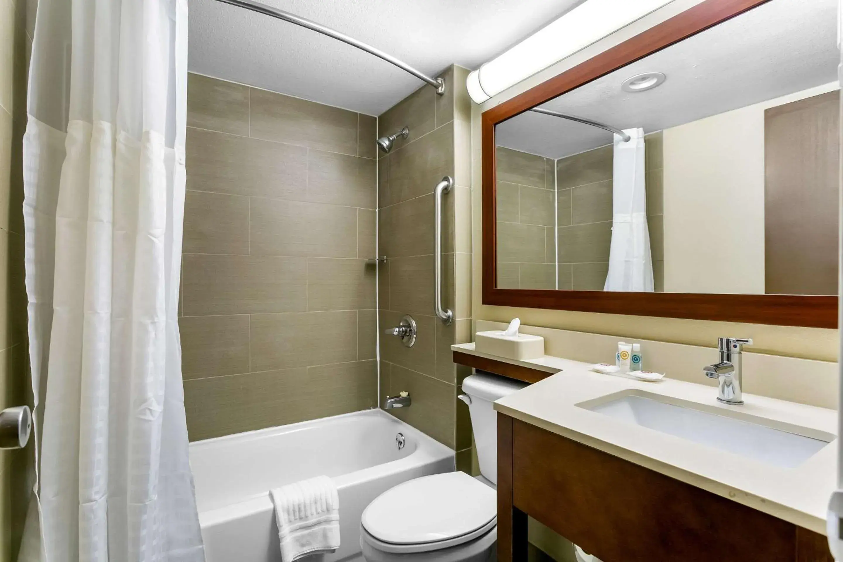 Bathroom in Comfort Inn Red Horse Frederick Bathroom in Comfort Inn Red Horse Frederick