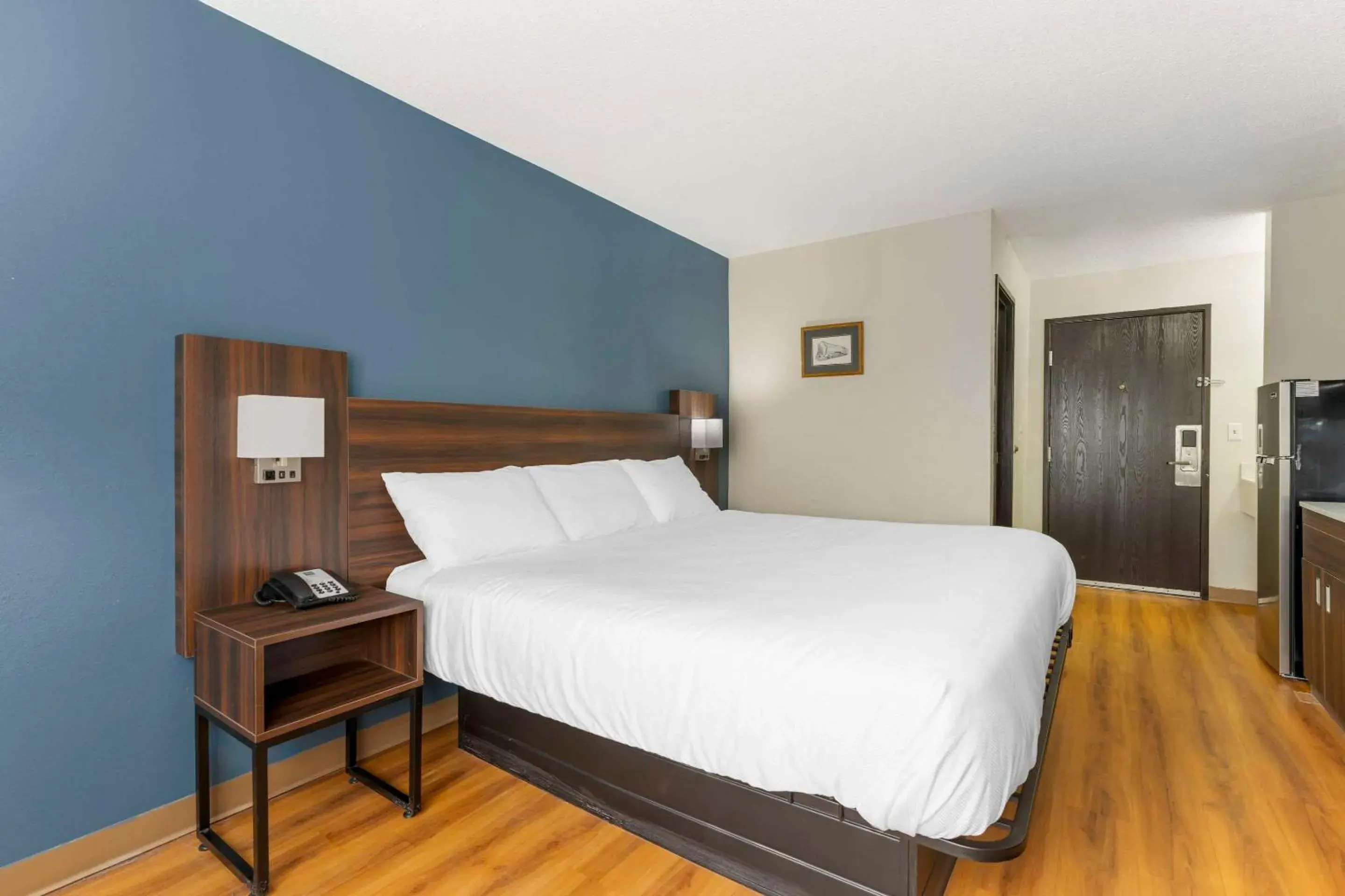 Bedroom, Bed in Suburban Studios LaVale - Cumberland Bedroom, Bed in Suburban Studios LaVale - Cumberland