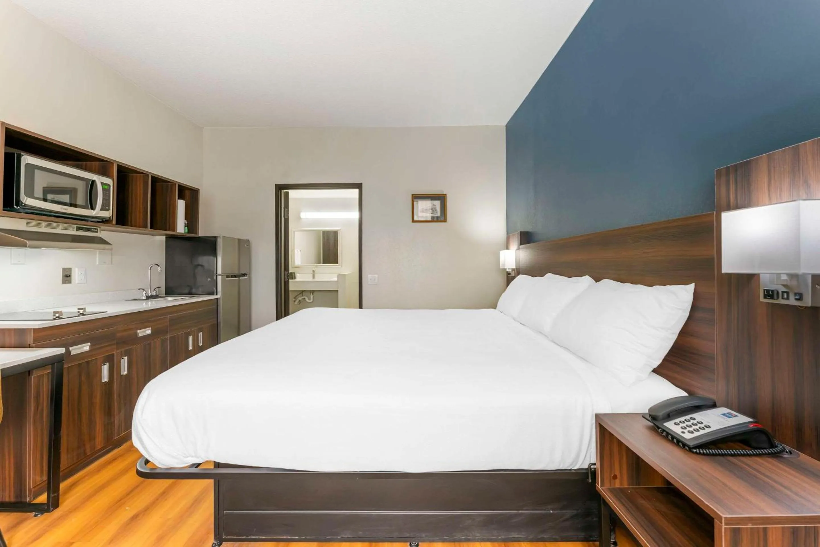 Bedroom, Bed in Suburban Studios LaVale - Cumberland