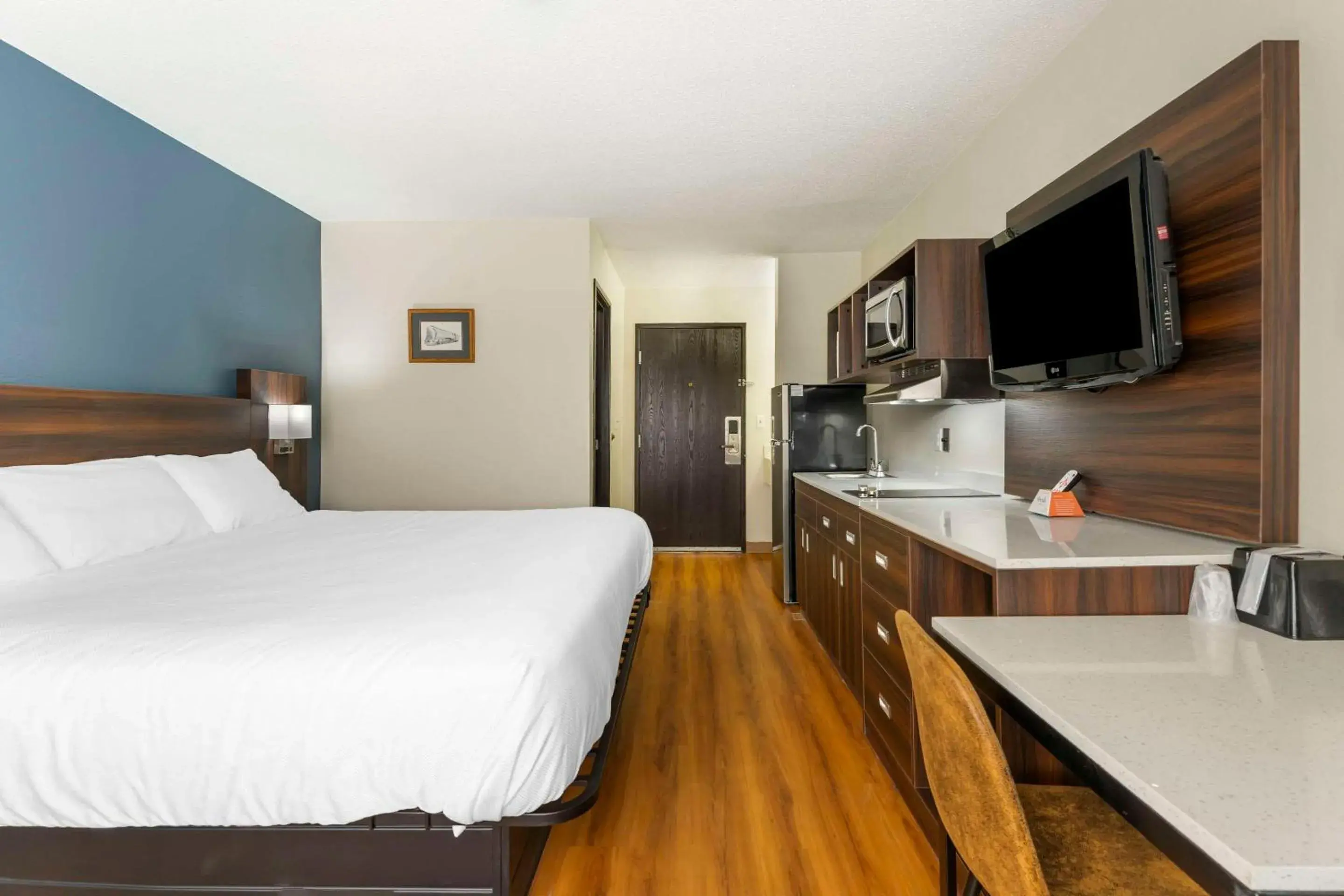 Bedroom, Bed in Suburban Studios LaVale - Cumberland Bedroom, Bed in Suburban Studios LaVale - Cumberland