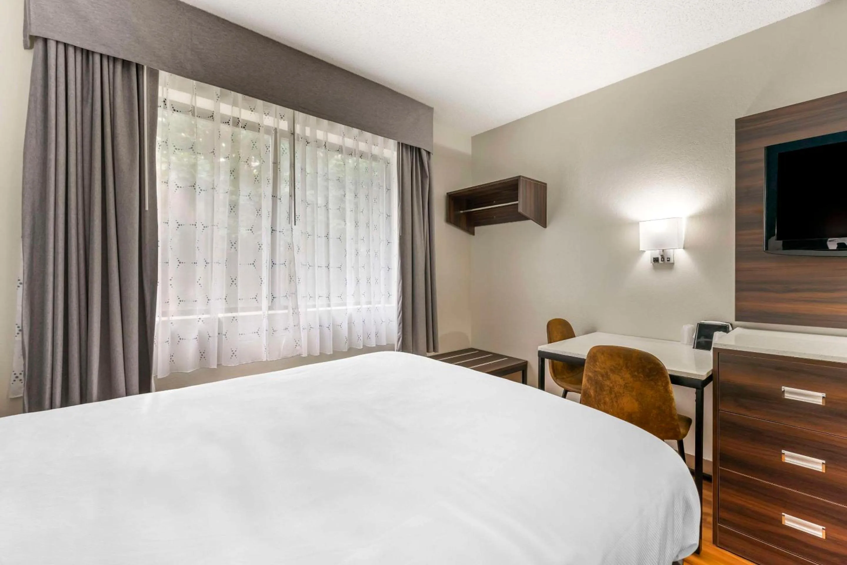 Bedroom, Bed in Suburban Studios LaVale - Cumberland