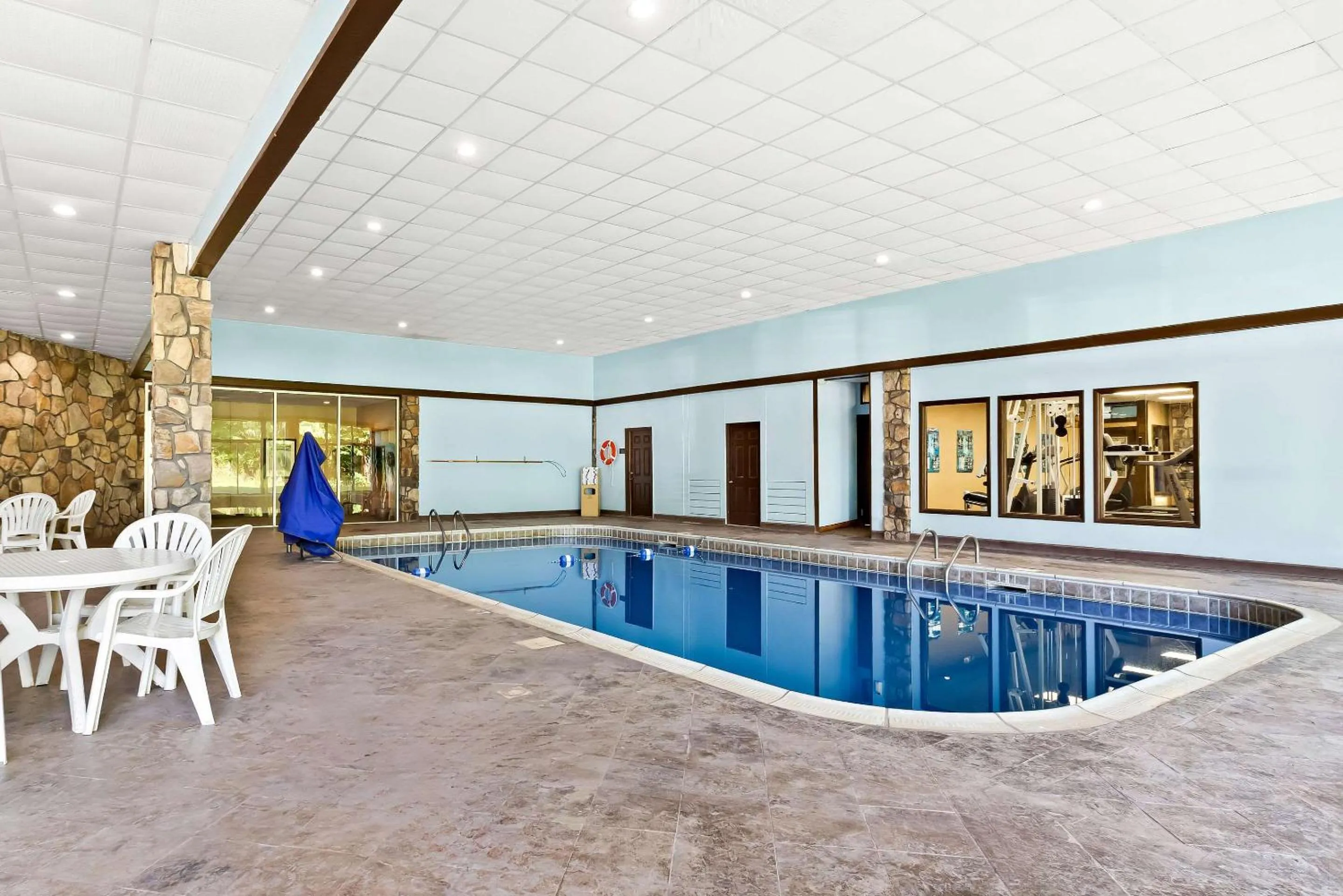 Swimming pool in Comfort Inn Grantsville-Deep Creek Lake