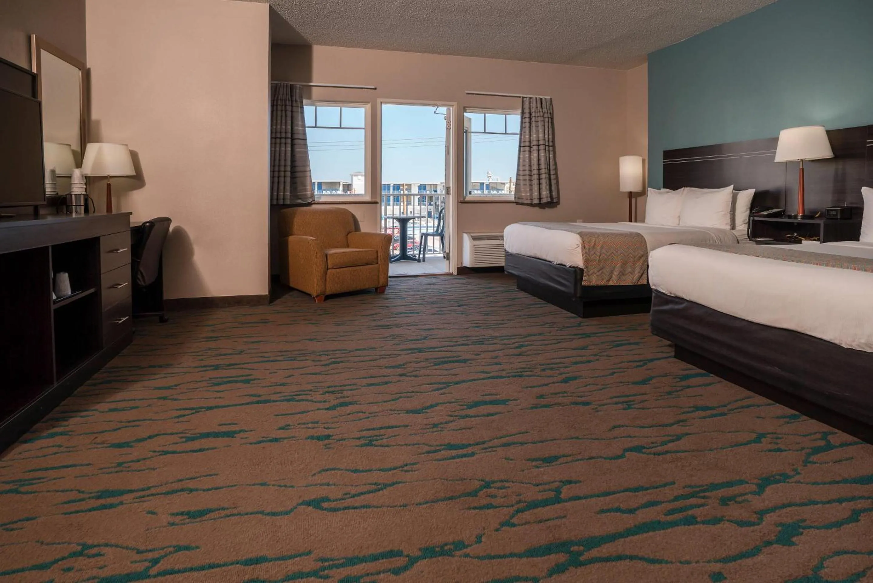 Bedroom, Bed in Gateway Hotel & Suites, an Ascend Collection Hotel