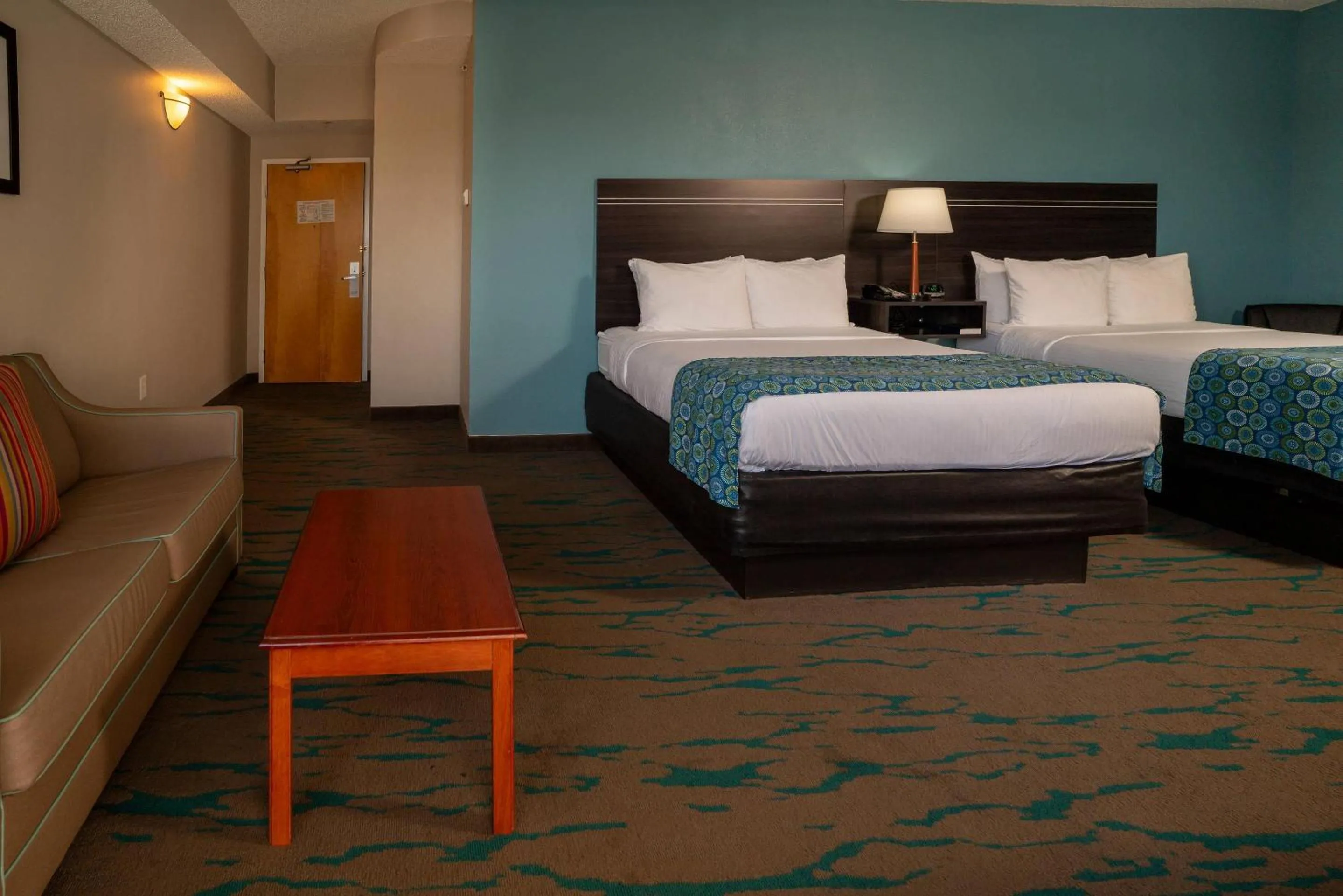 Bedroom, Bed in Gateway Hotel & Suites, an Ascend Collection Hotel