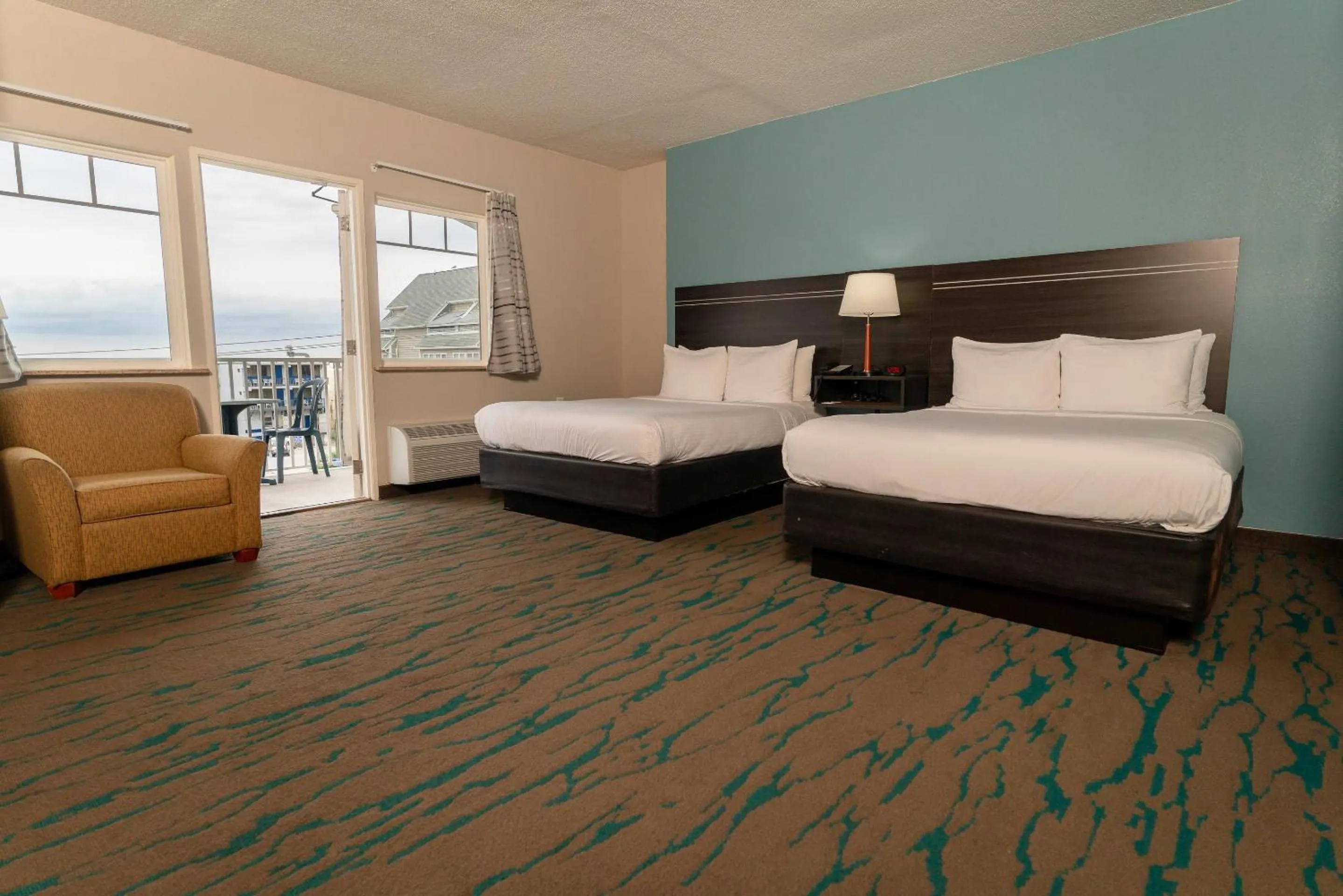 Bedroom, Bed in Gateway Hotel & Suites, an Ascend Collection Hotel