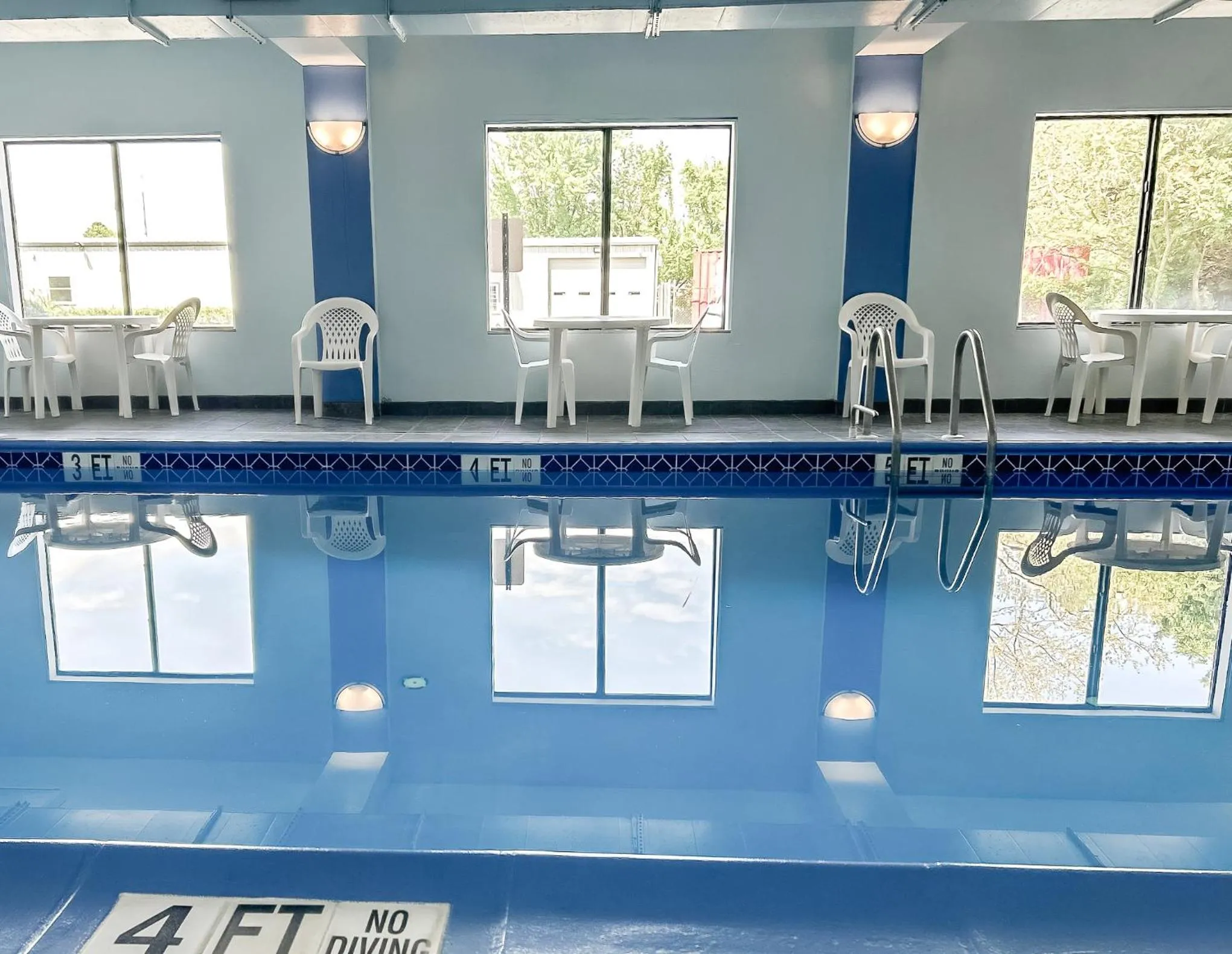 Swimming pool in Comfort Inn & Suites Cambridge
