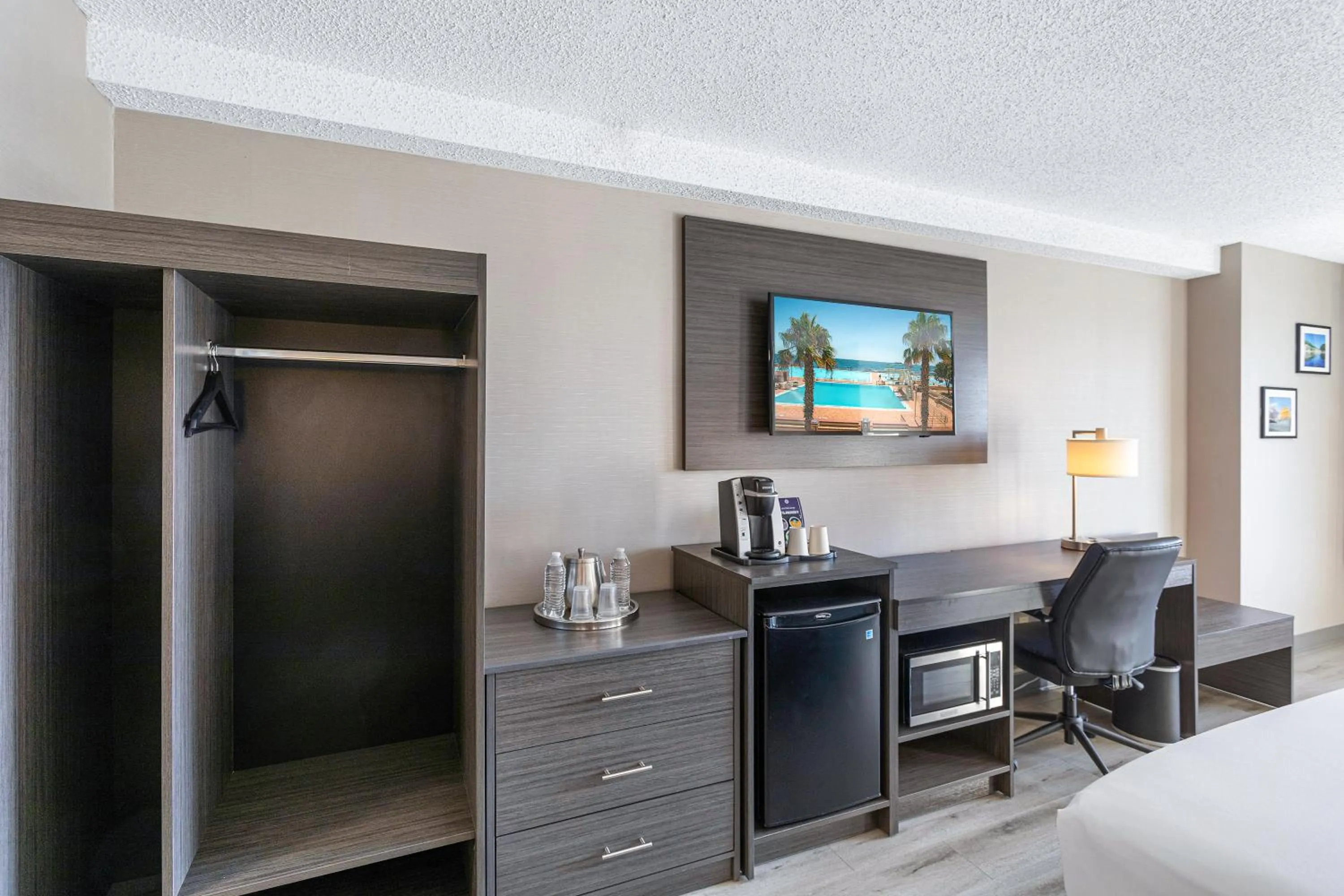 Bedroom in Harborside Hotel