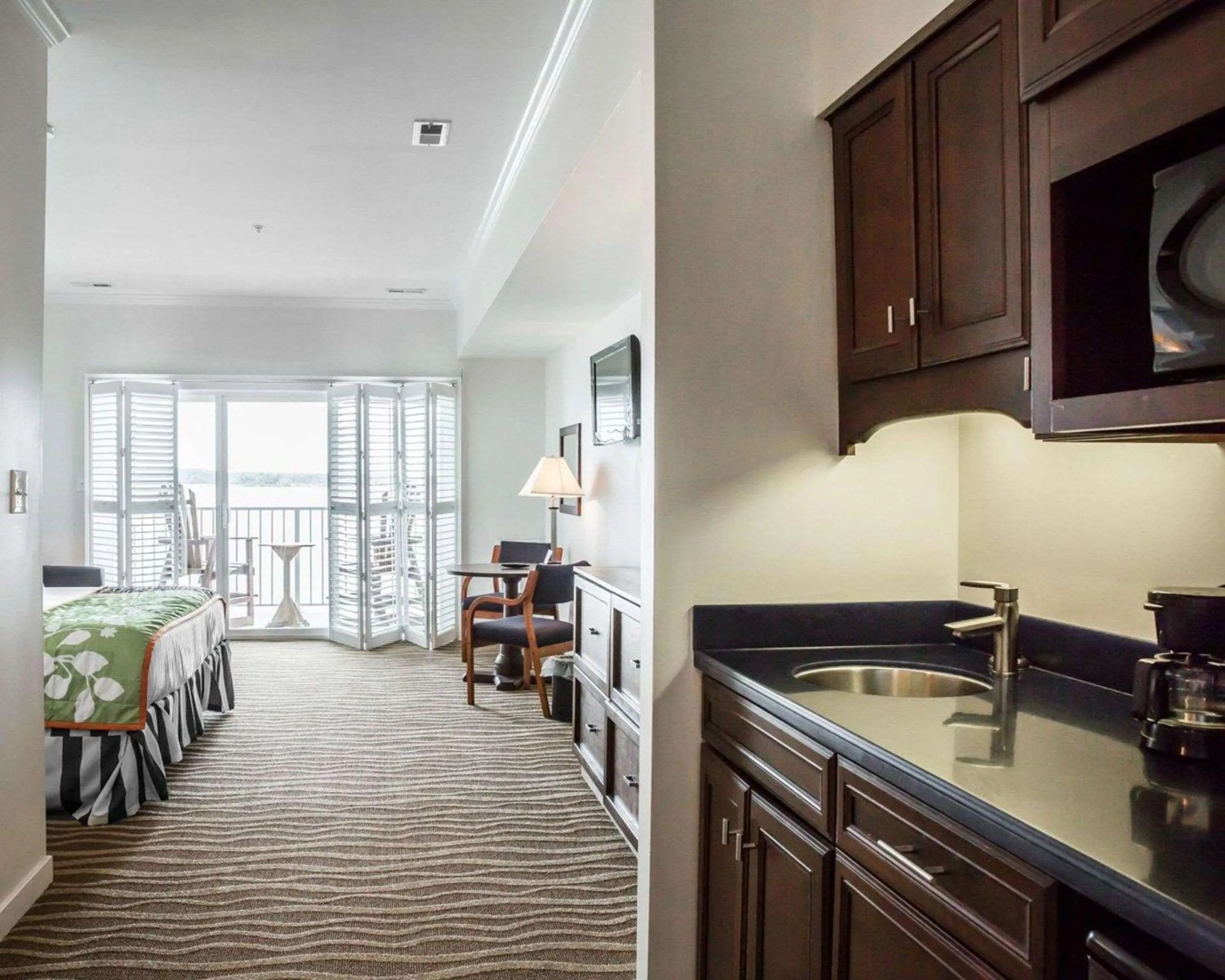 Bedroom in Island Inn & Suites, an Ascend Collection Hotel