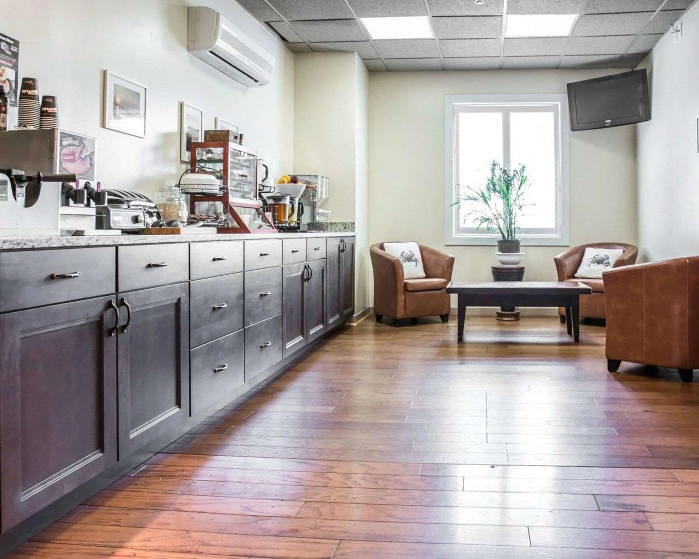 Breakfast in Island Inn & Suites, an Ascend Collection Hotel