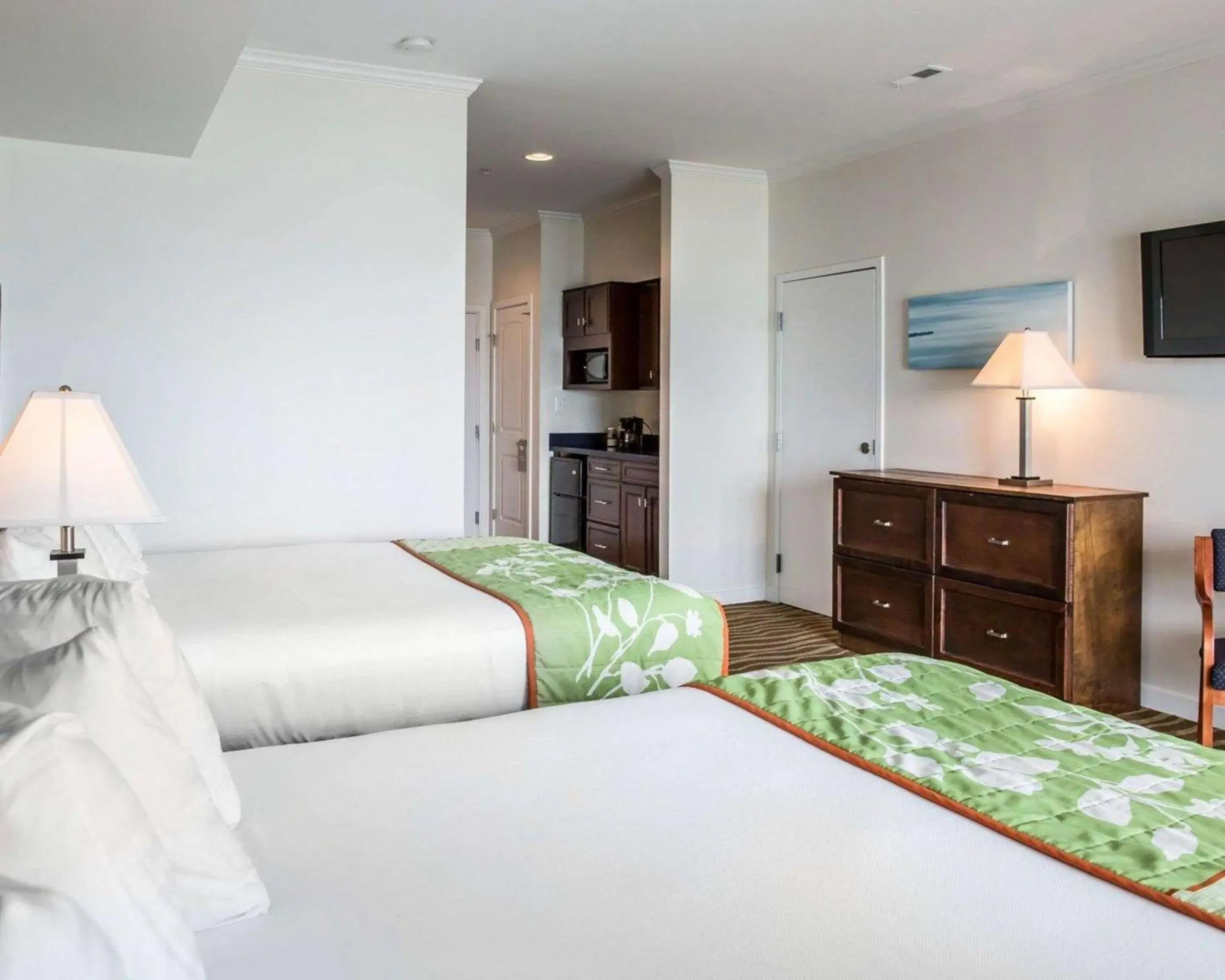 Bedroom, Bed in Island Inn & Suites, an Ascend Collection Hotel Bedroom, Bed in Island Inn & Suites, an Ascend Collection Hotel