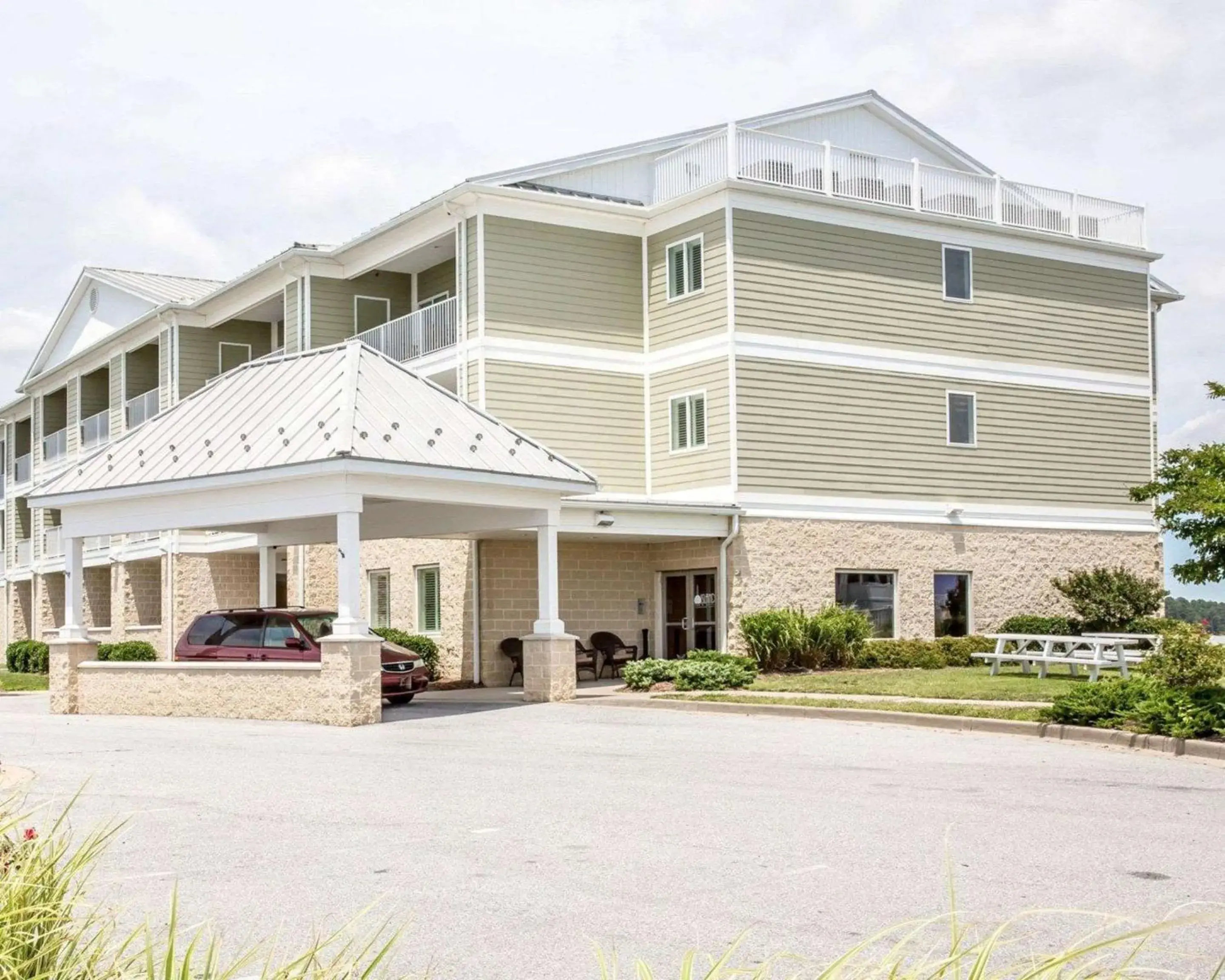 Property building in Island Inn & Suites, an Ascend Collection Hotel Property building in Island Inn & Suites, an Ascend Collection Hotel