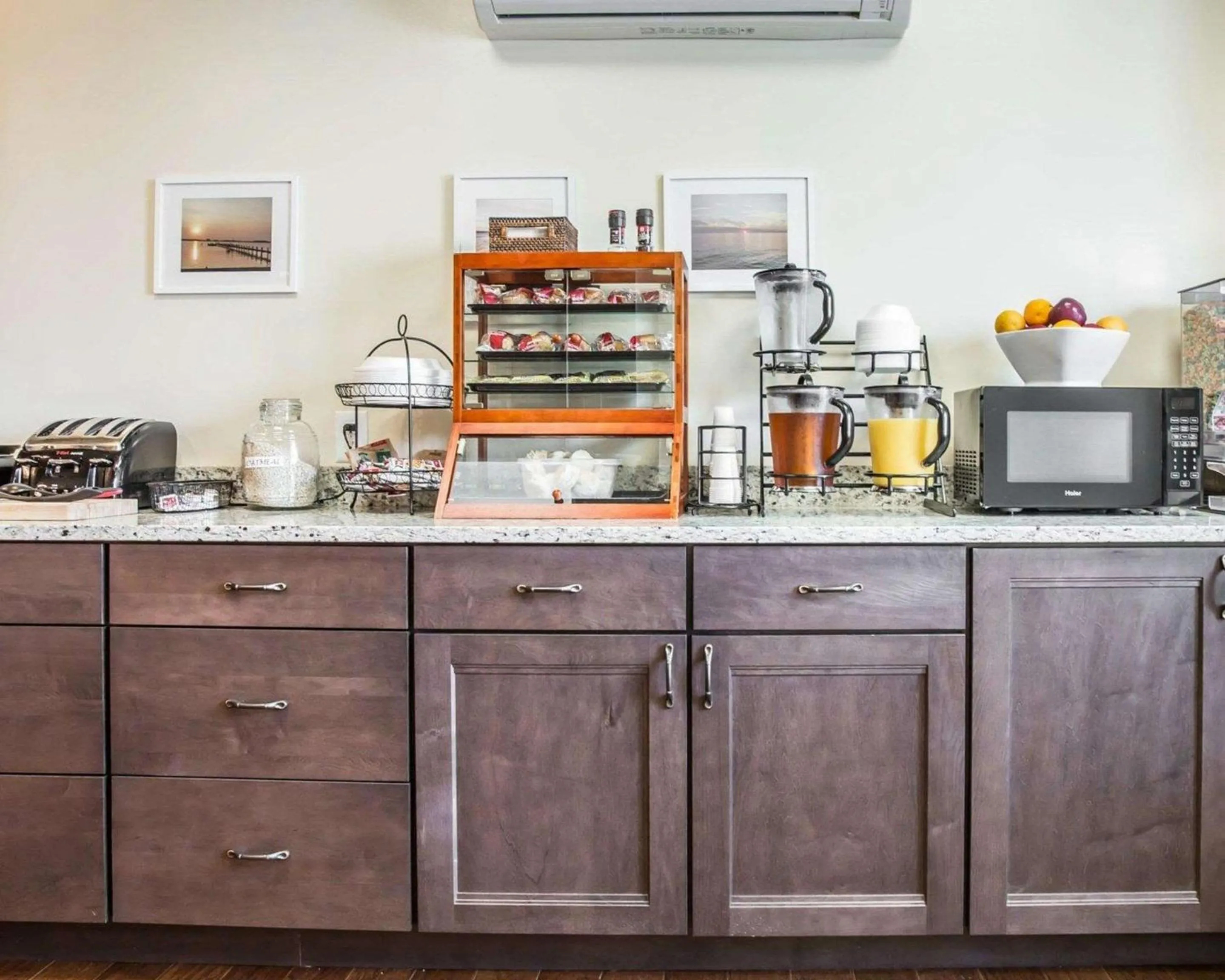 Breakfast in Island Inn & Suites, an Ascend Collection Hotel