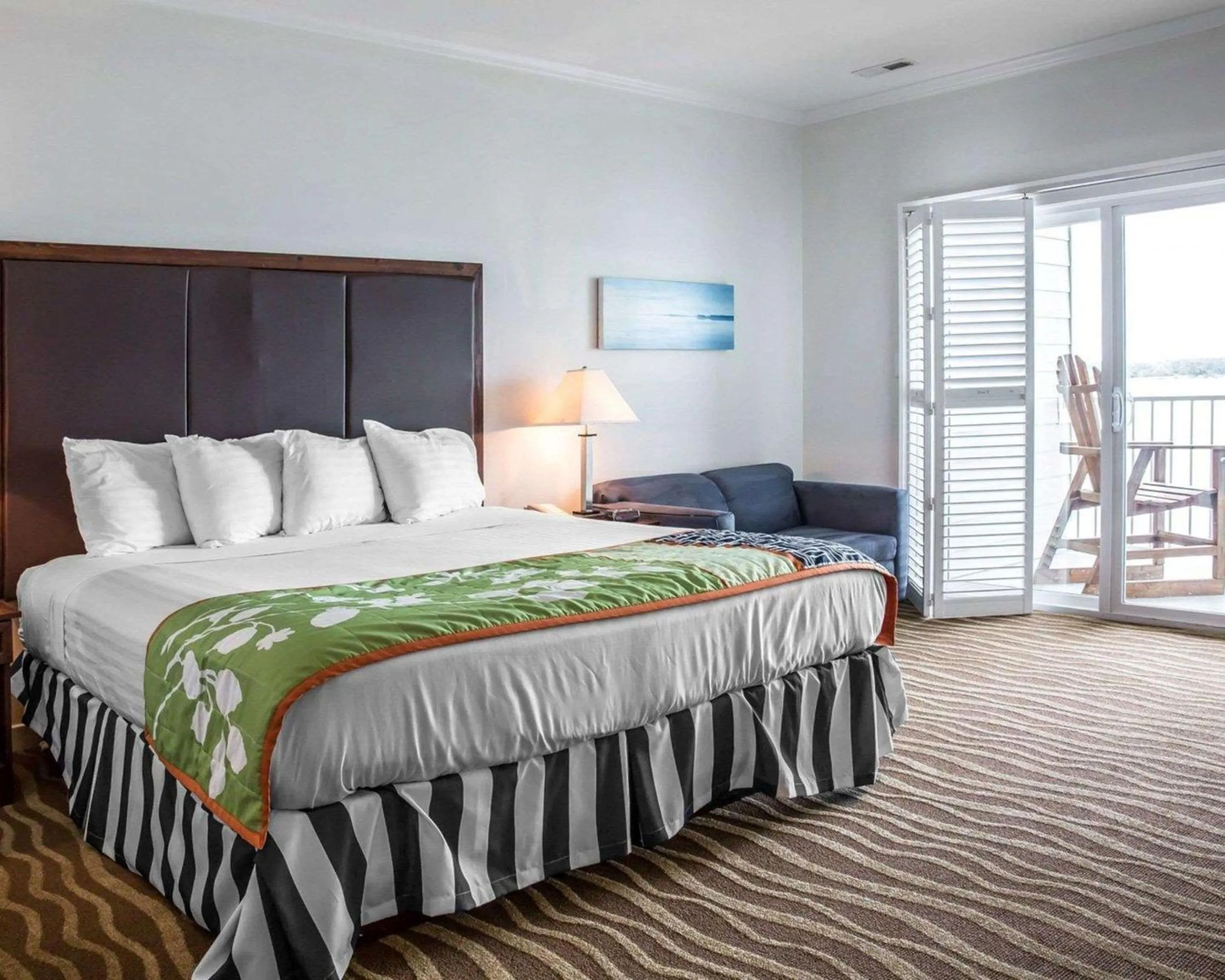 Bedroom, Bed in Island Inn & Suites, an Ascend Collection Hotel