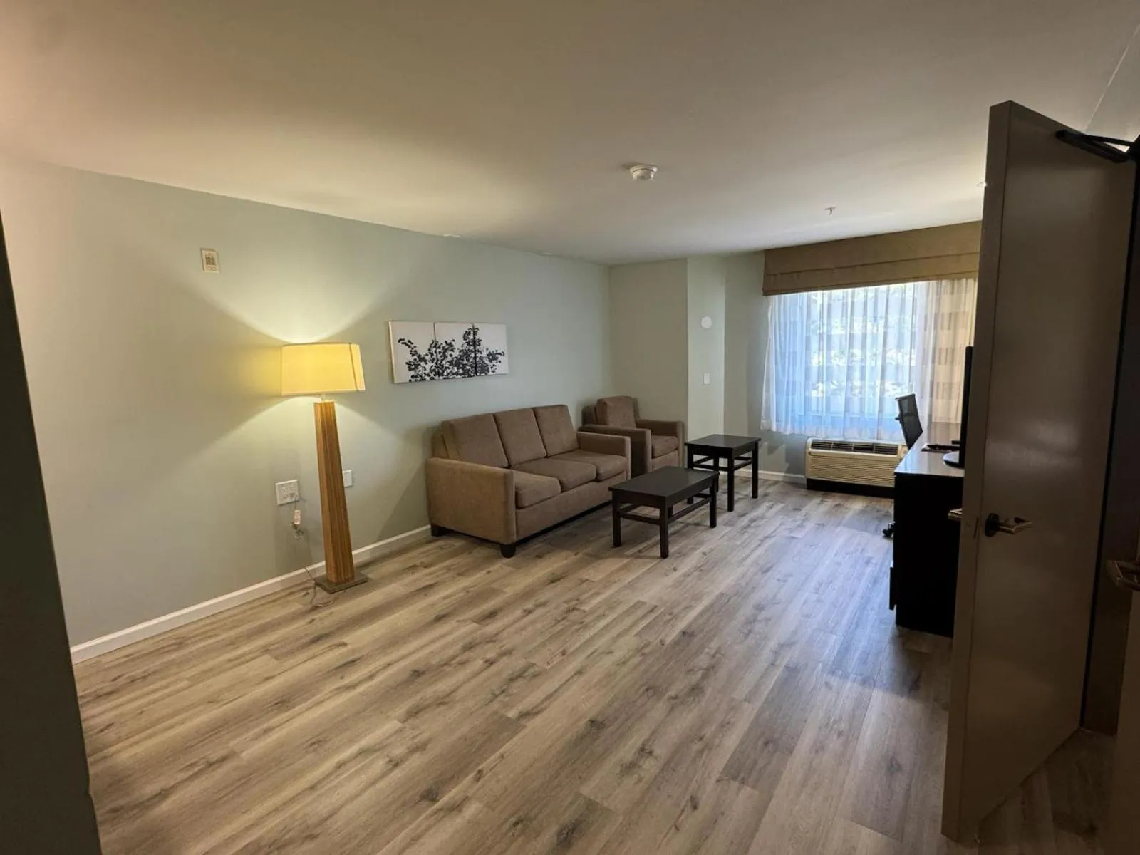 Living room in Wingate by Wyndham Bel Air I-95 Exit 77A - APG Area
