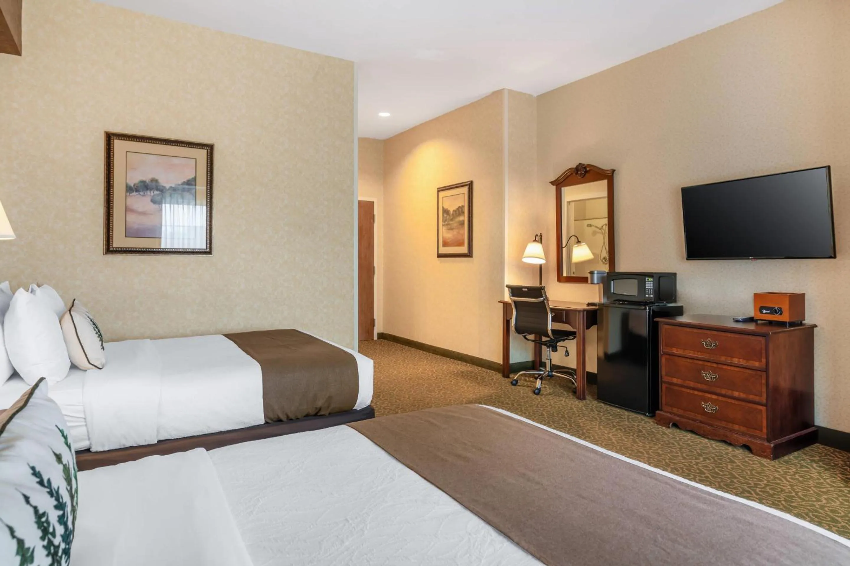 Bedroom, Bed in Maine Evergreen Hotel, an Ascend Collection Hotel