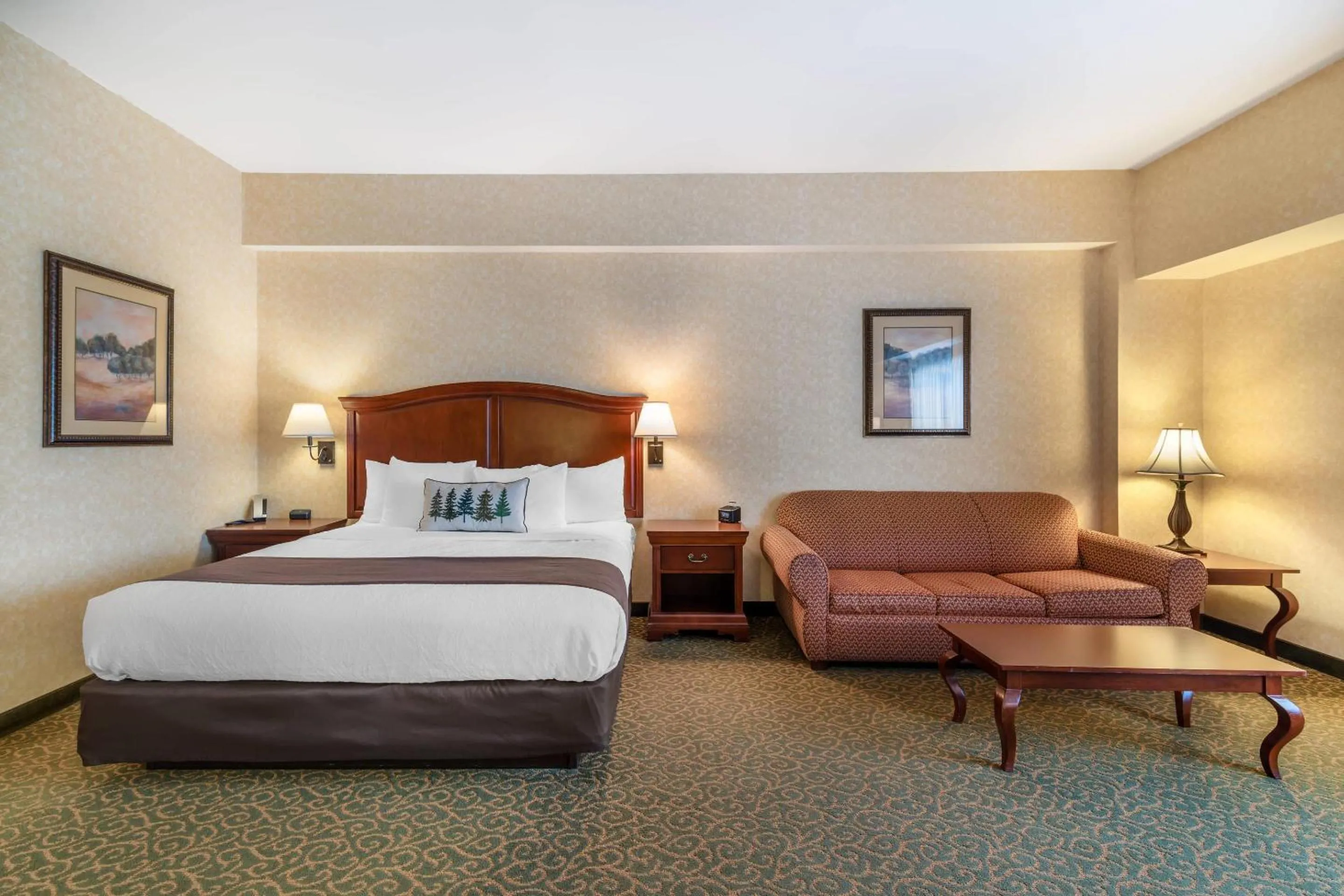 Bedroom, Bed in Maine Evergreen Hotel, an Ascend Collection Hotel