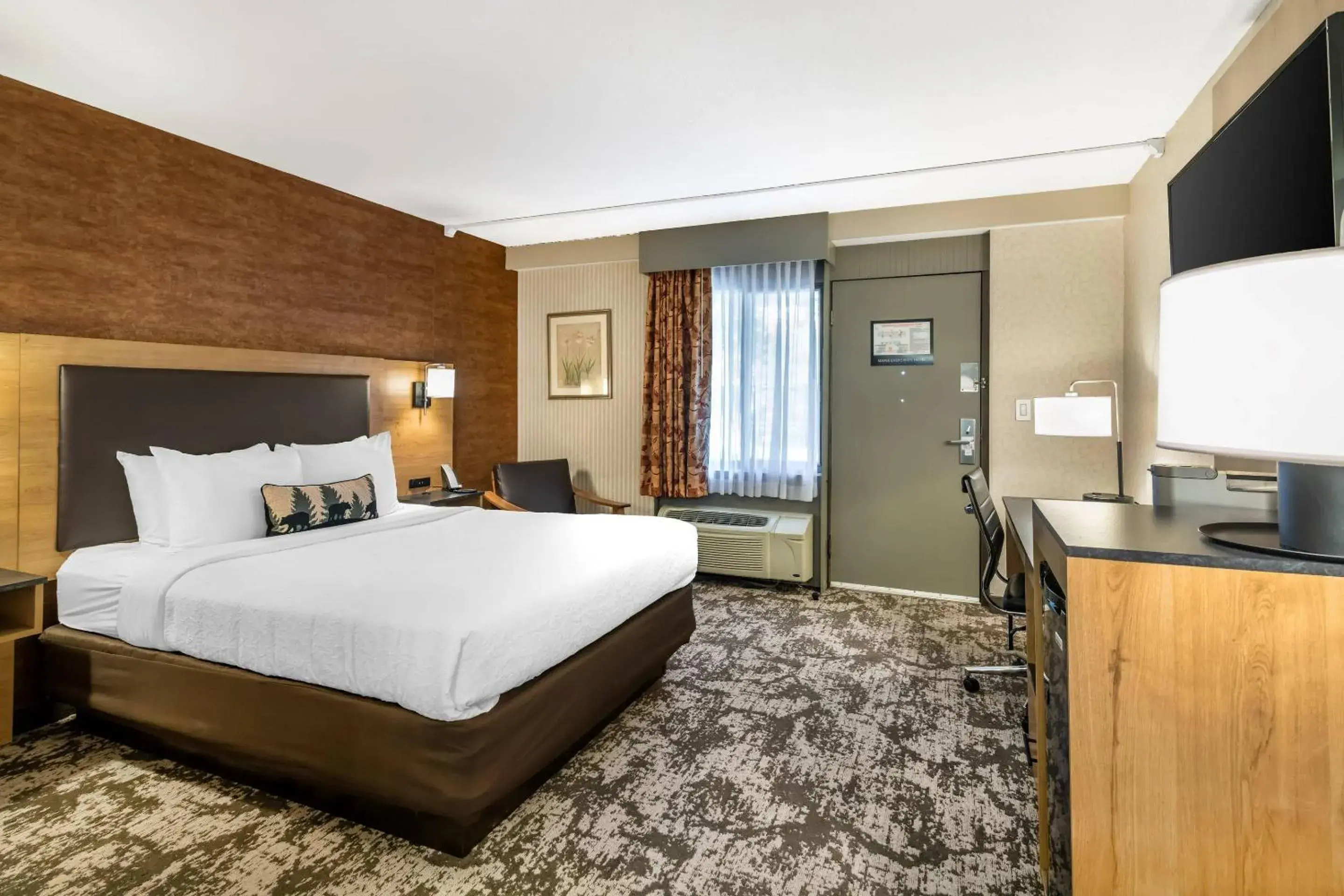 Bedroom, Bed in Maine Evergreen Hotel, an Ascend Collection Hotel Bedroom, Bed in Maine Evergreen Hotel, an Ascend Collection Hotel