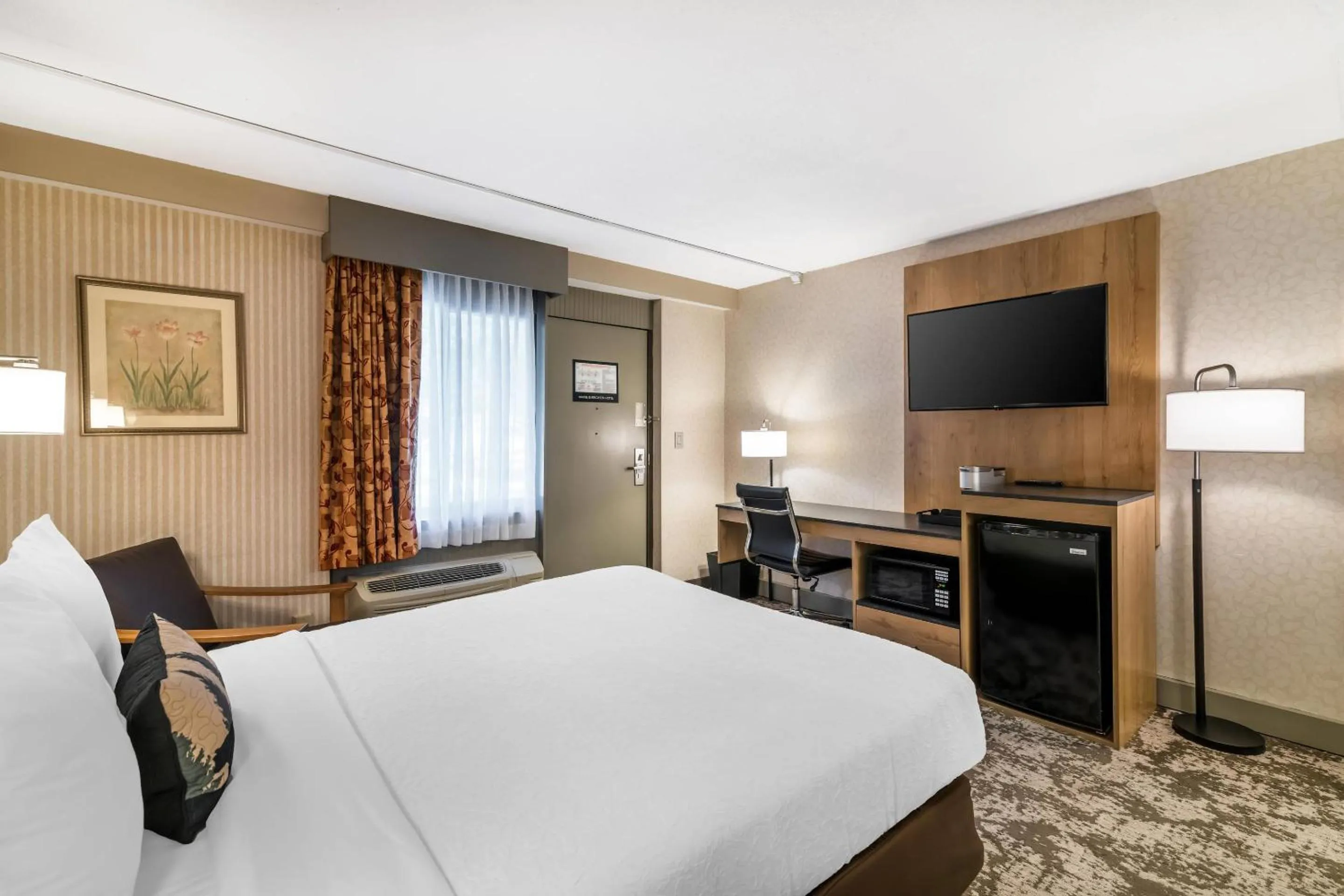 Bedroom, Bed in Maine Evergreen Hotel, an Ascend Collection Hotel