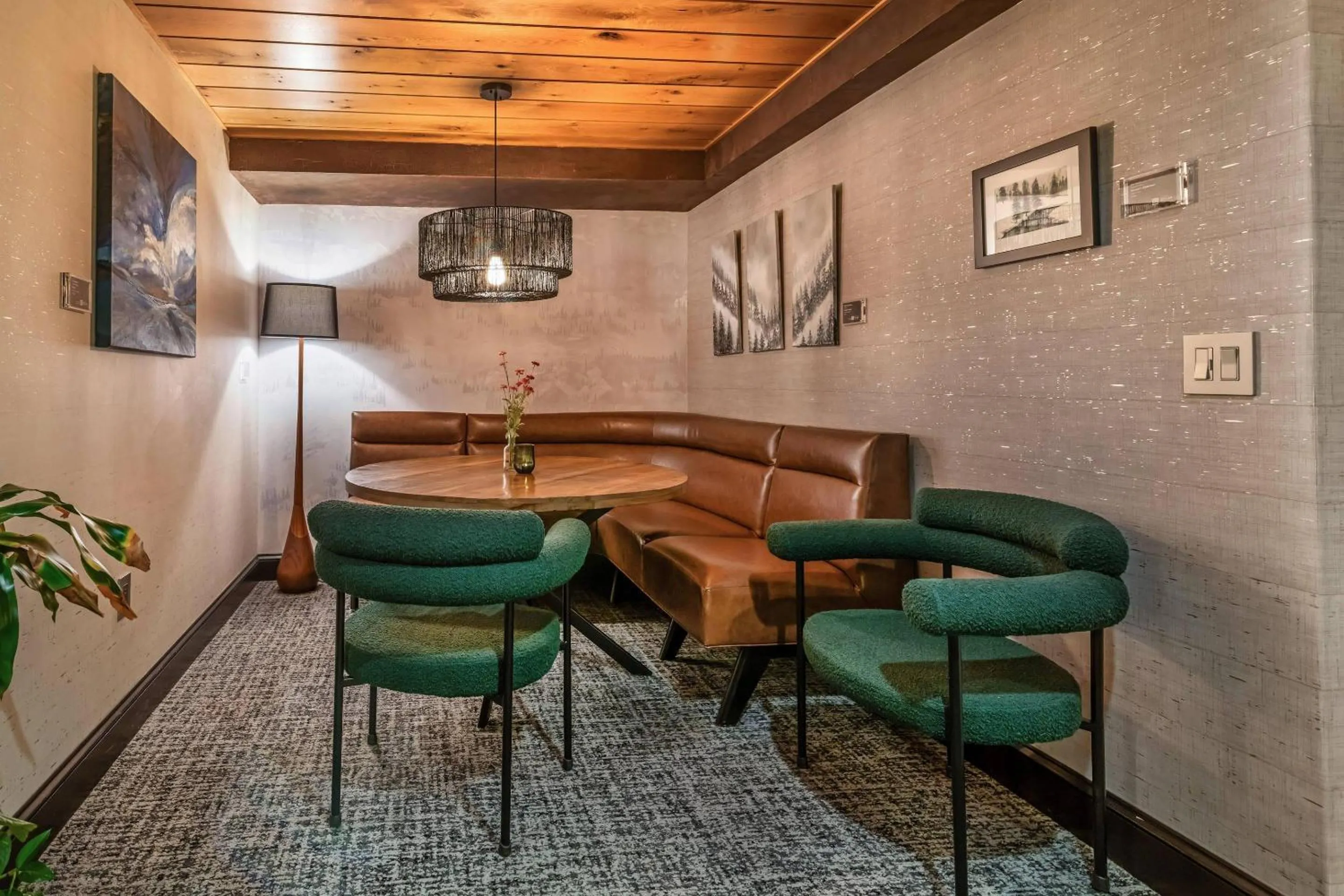 Lounge or bar in Maine Evergreen Hotel, an Ascend Collection Hotel