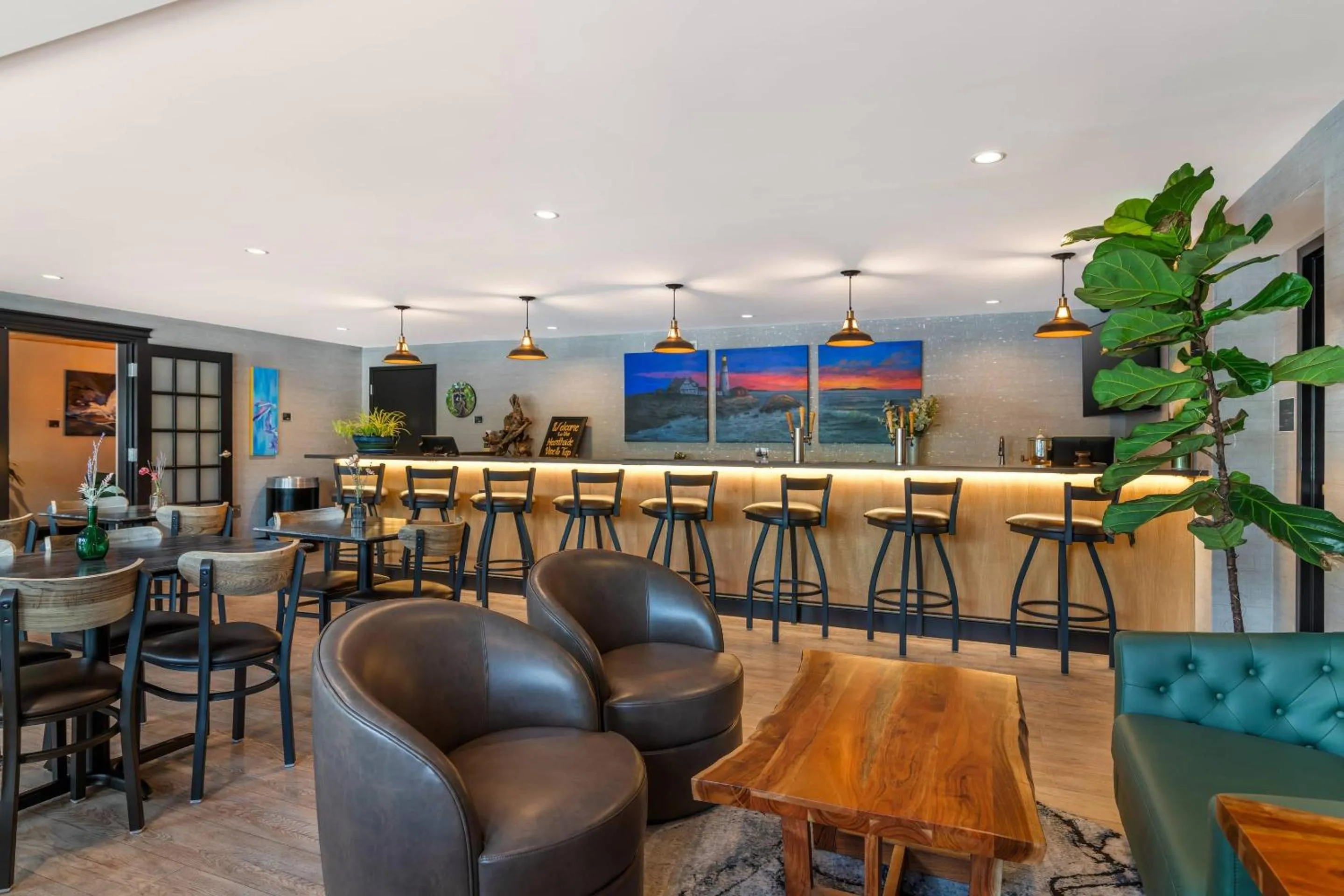 Lounge or bar in Maine Evergreen Hotel, an Ascend Collection Hotel
