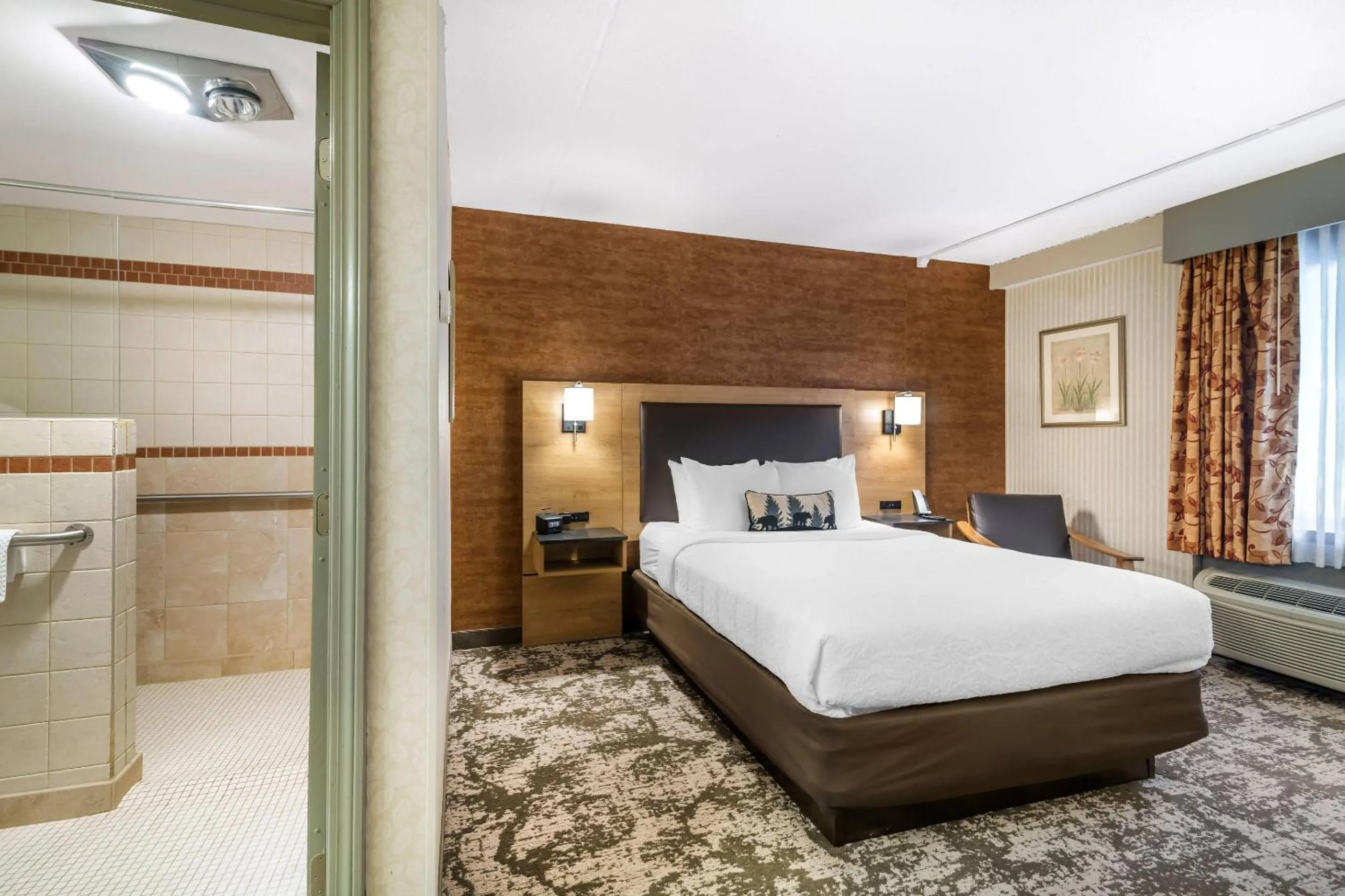 Bedroom, Bed in Maine Evergreen Hotel, an Ascend Collection Hotel