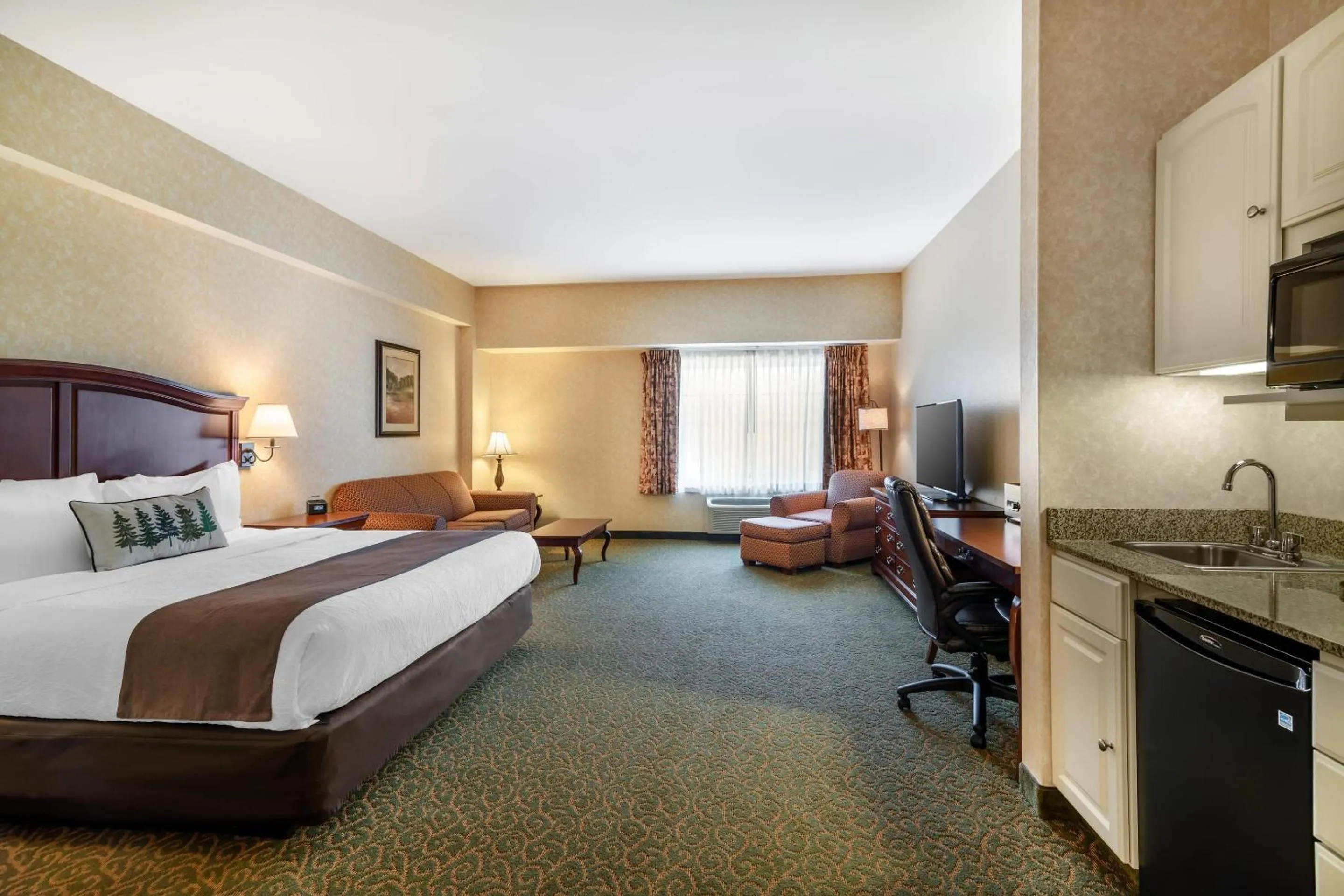 Bedroom, Bed in Maine Evergreen Hotel, an Ascend Collection Hotel