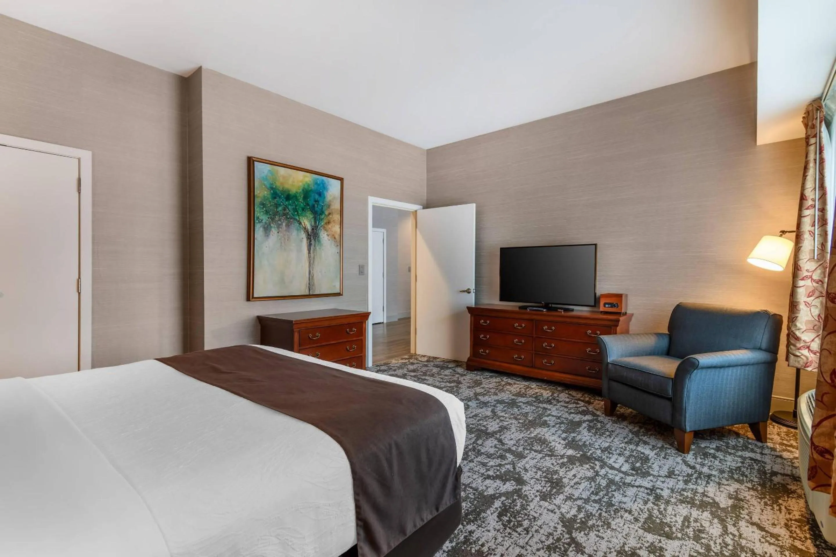 Bedroom, Bed in Maine Evergreen Hotel, an Ascend Collection Hotel