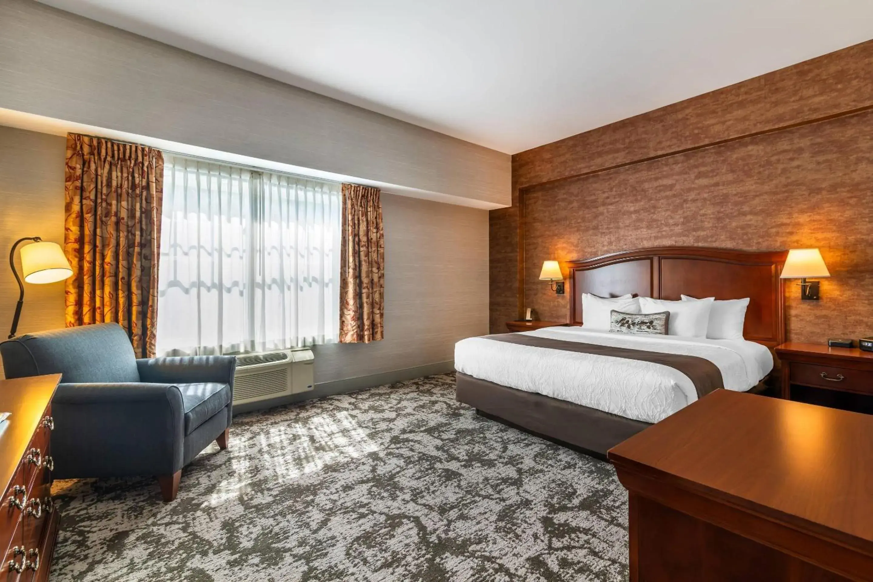 Bedroom, Bed in Maine Evergreen Hotel, an Ascend Collection Hotel Bedroom, Bed in Maine Evergreen Hotel, an Ascend Collection Hotel