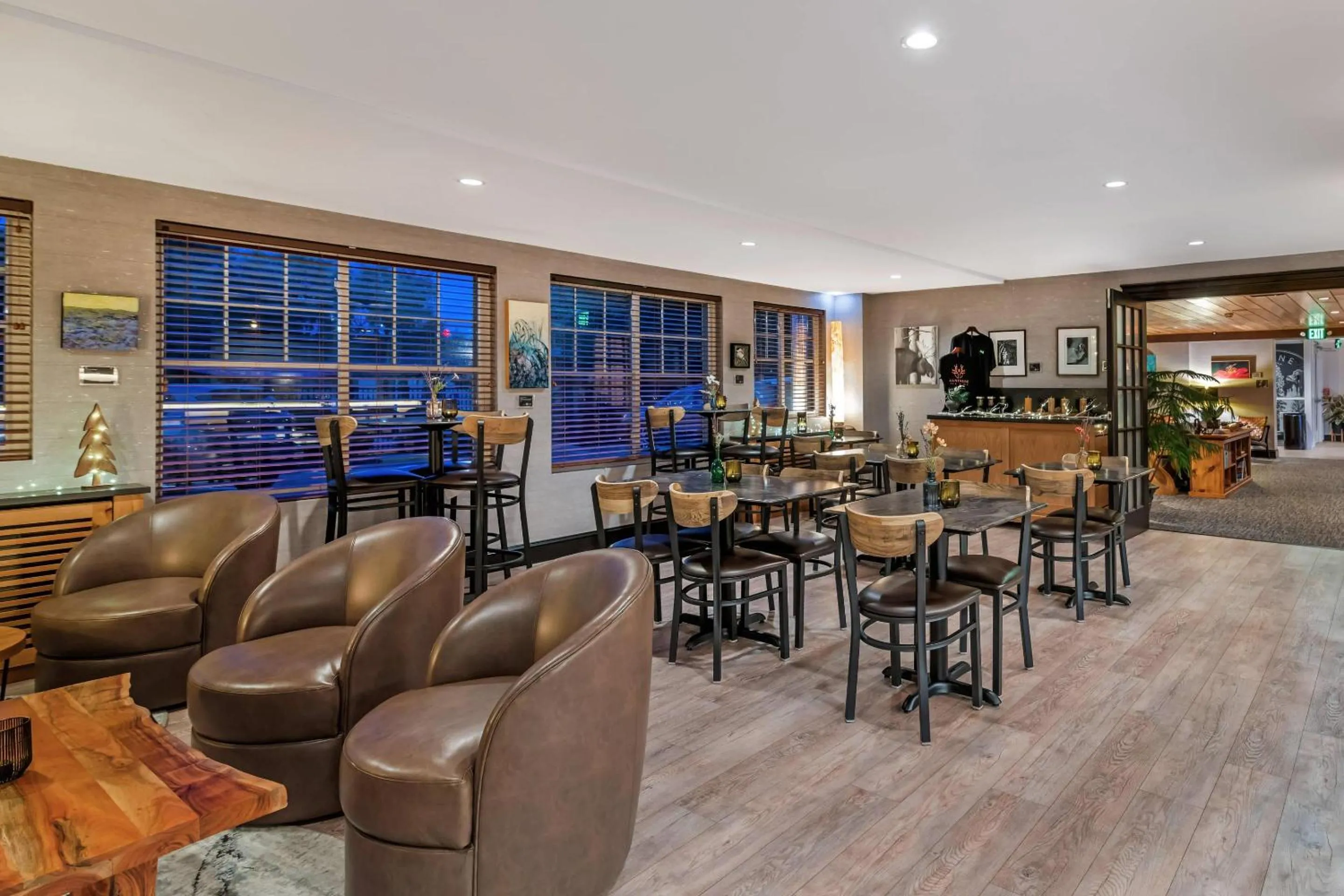 Lounge or bar in Maine Evergreen Hotel, an Ascend Collection Hotel