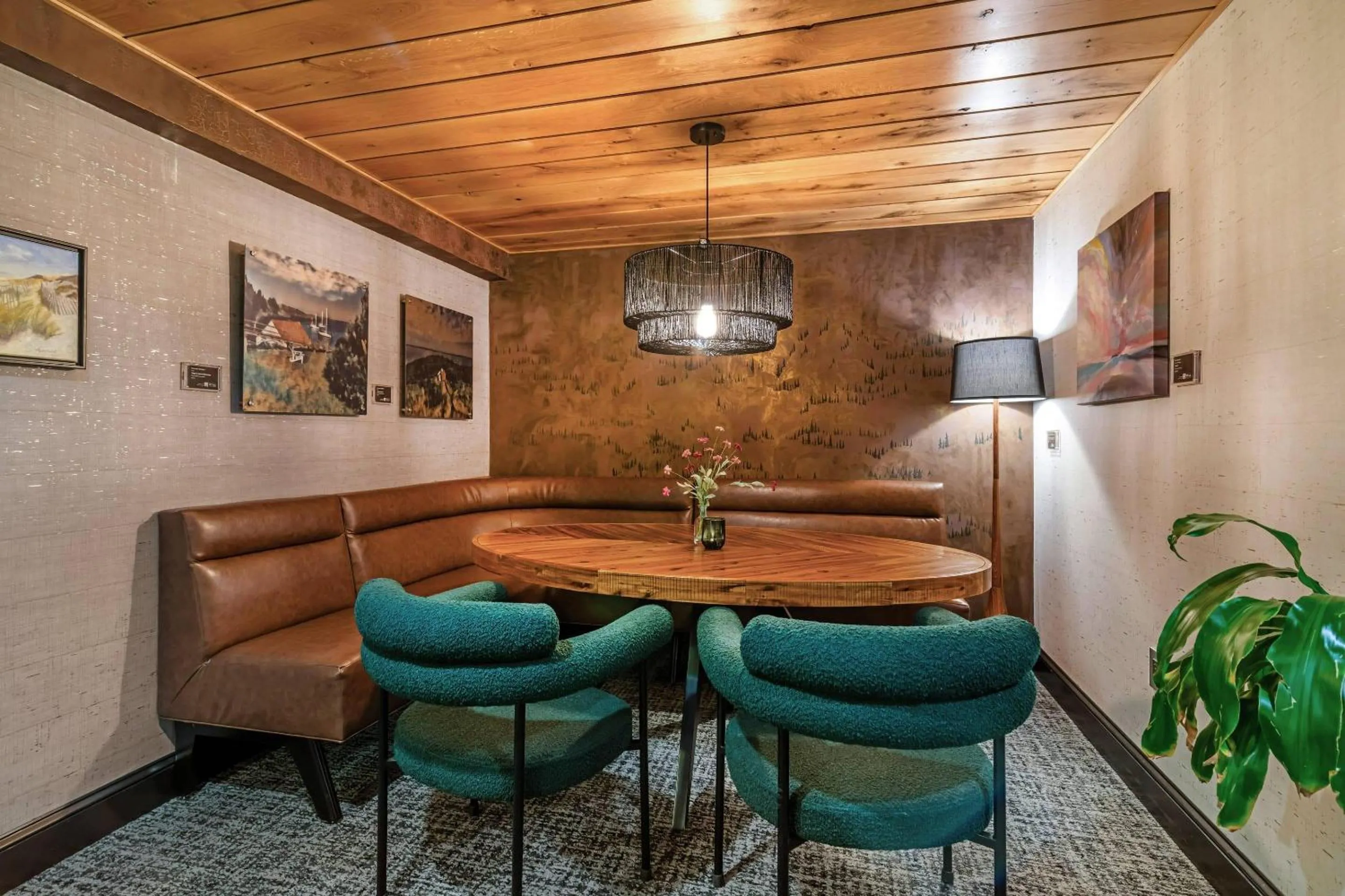 Lounge or bar in Maine Evergreen Hotel, an Ascend Collection Hotel