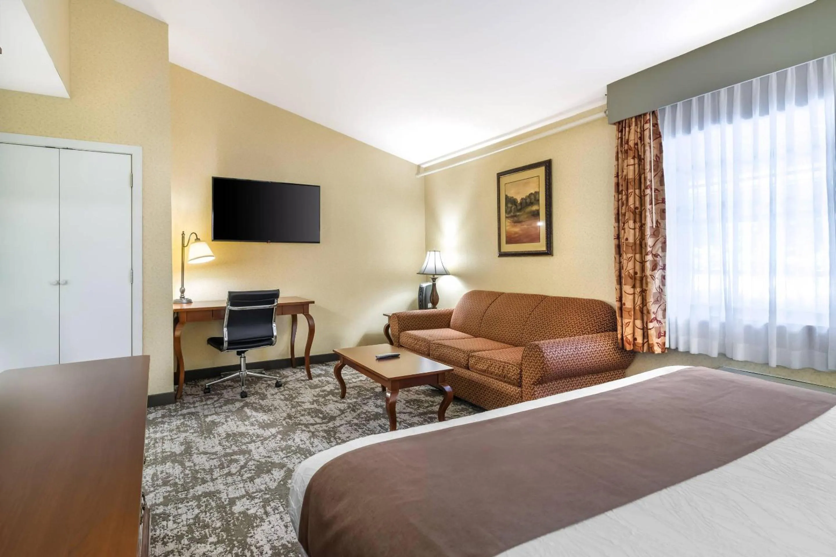 Bedroom, Bed in Maine Evergreen Hotel, an Ascend Collection Hotel