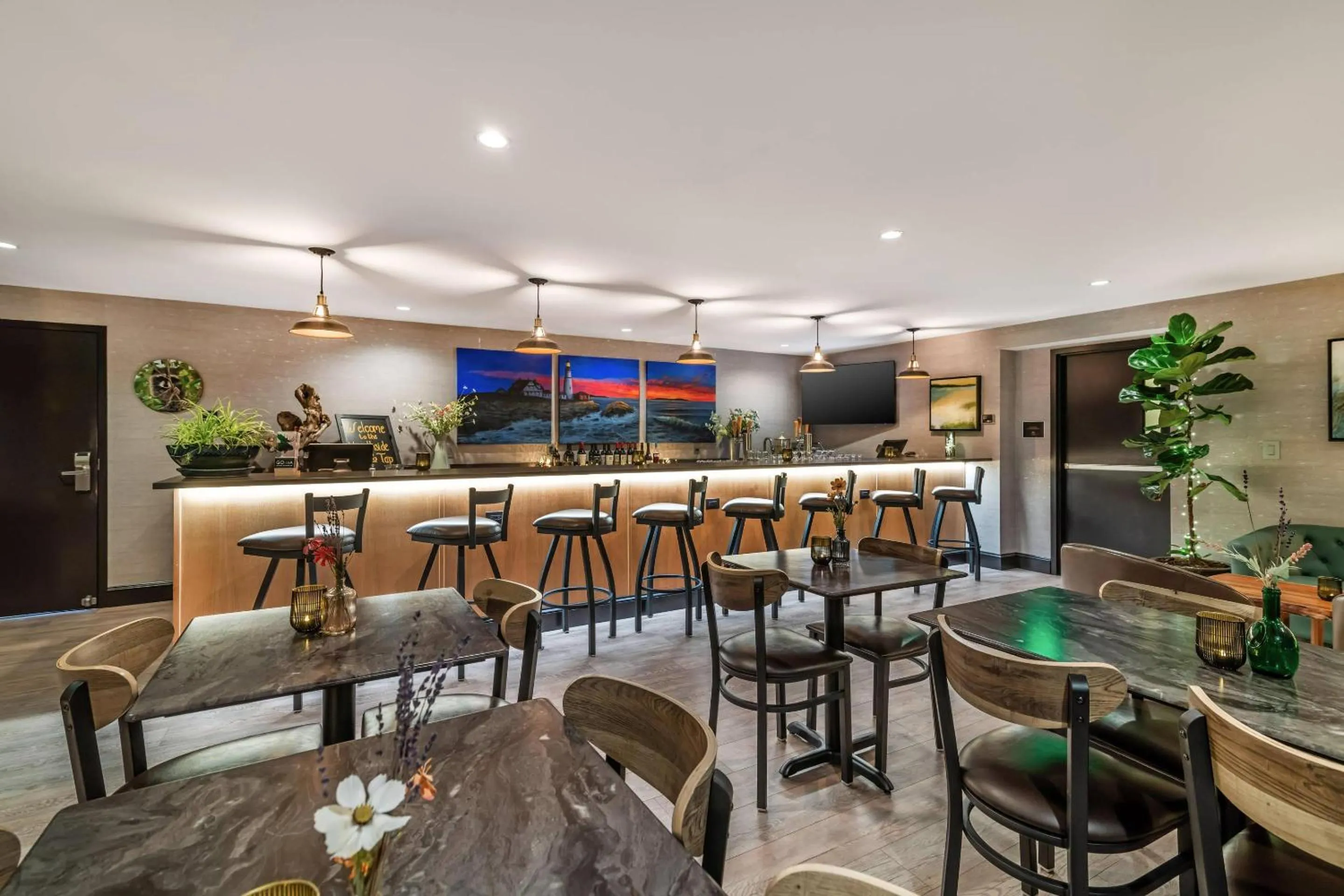 Lounge or bar in Maine Evergreen Hotel, an Ascend Collection Hotel