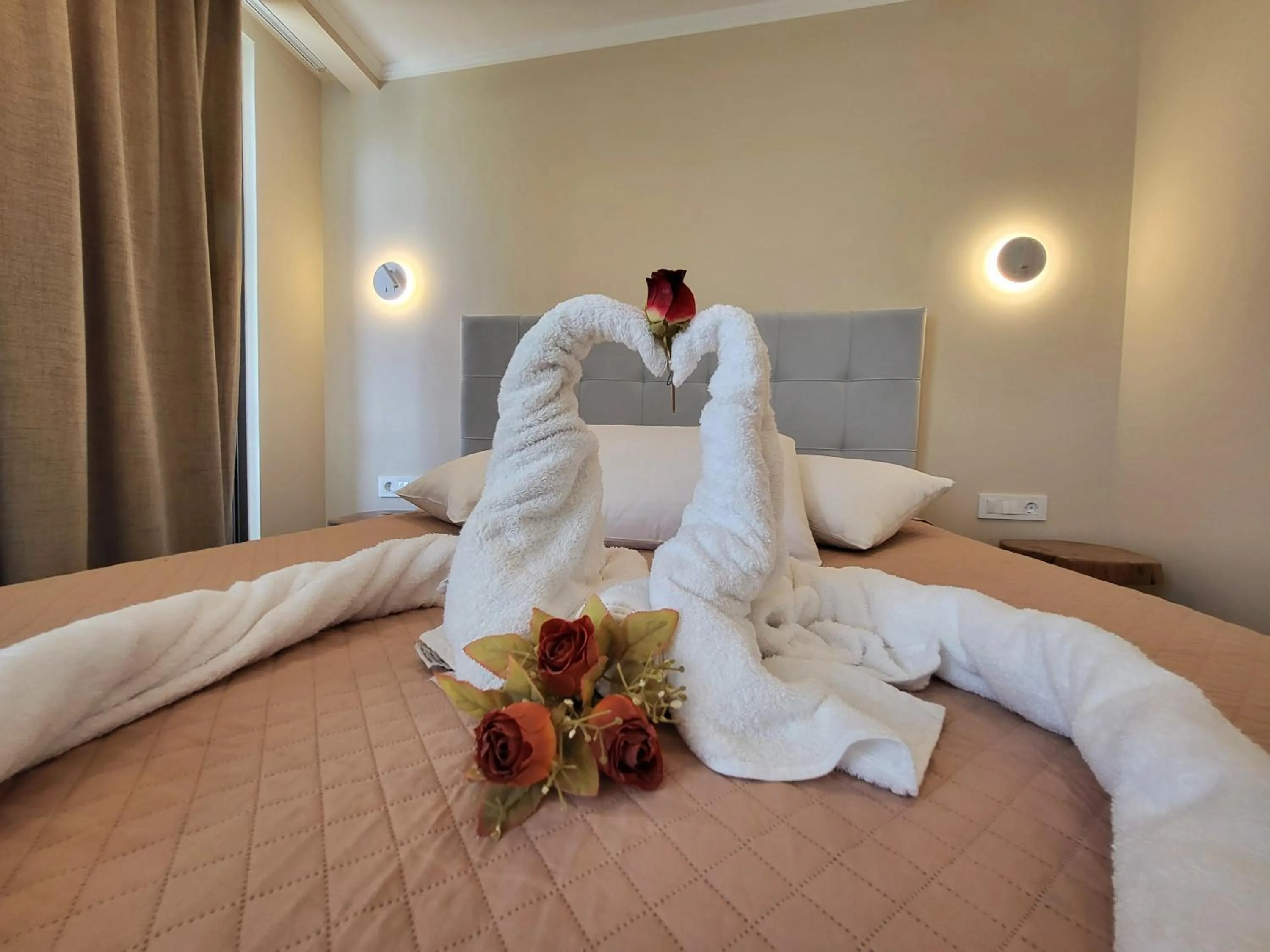 Paradise Hotel & Bar