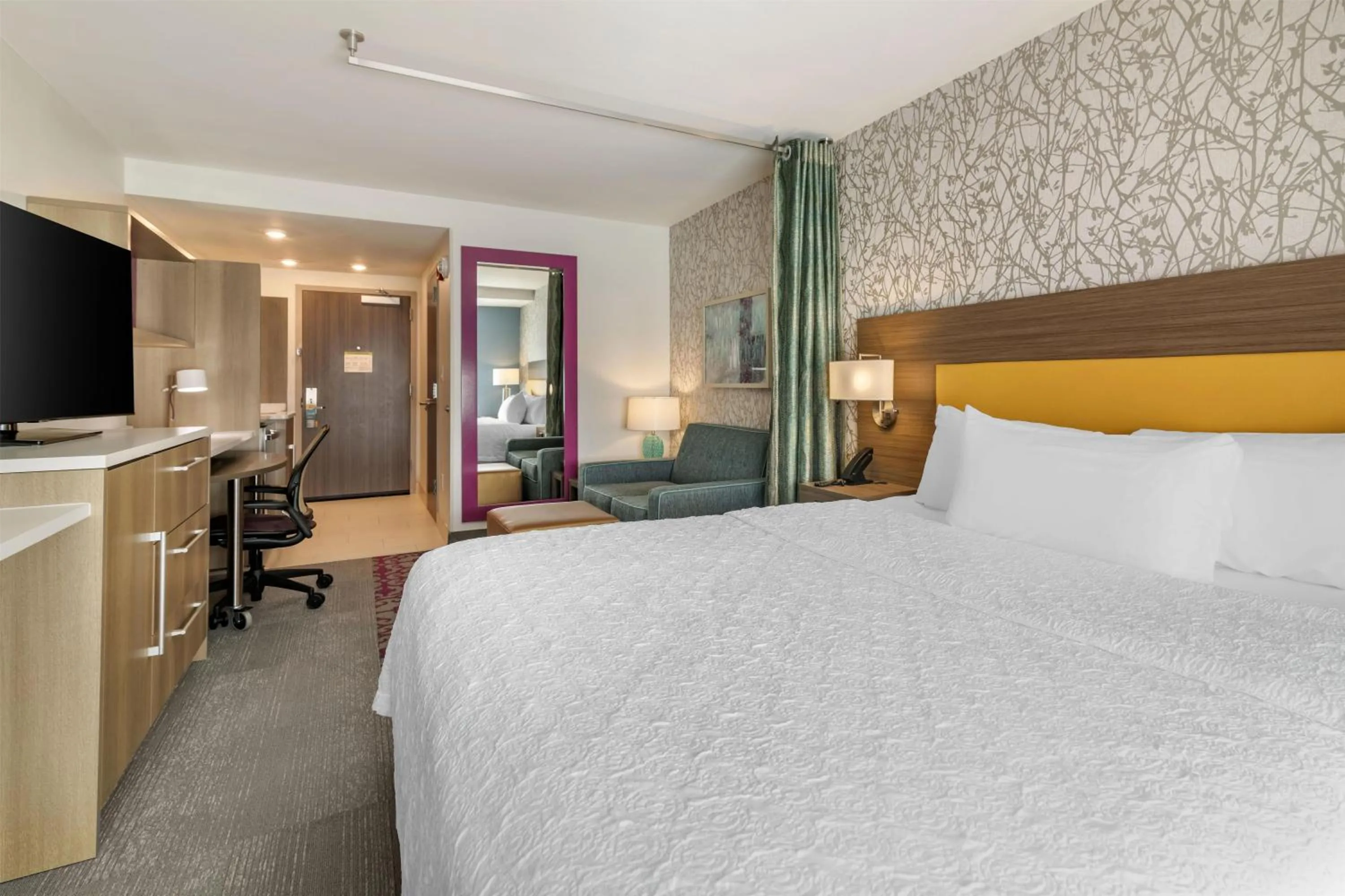 Living room, Bed in Home2 Suites by Hilton Bangor