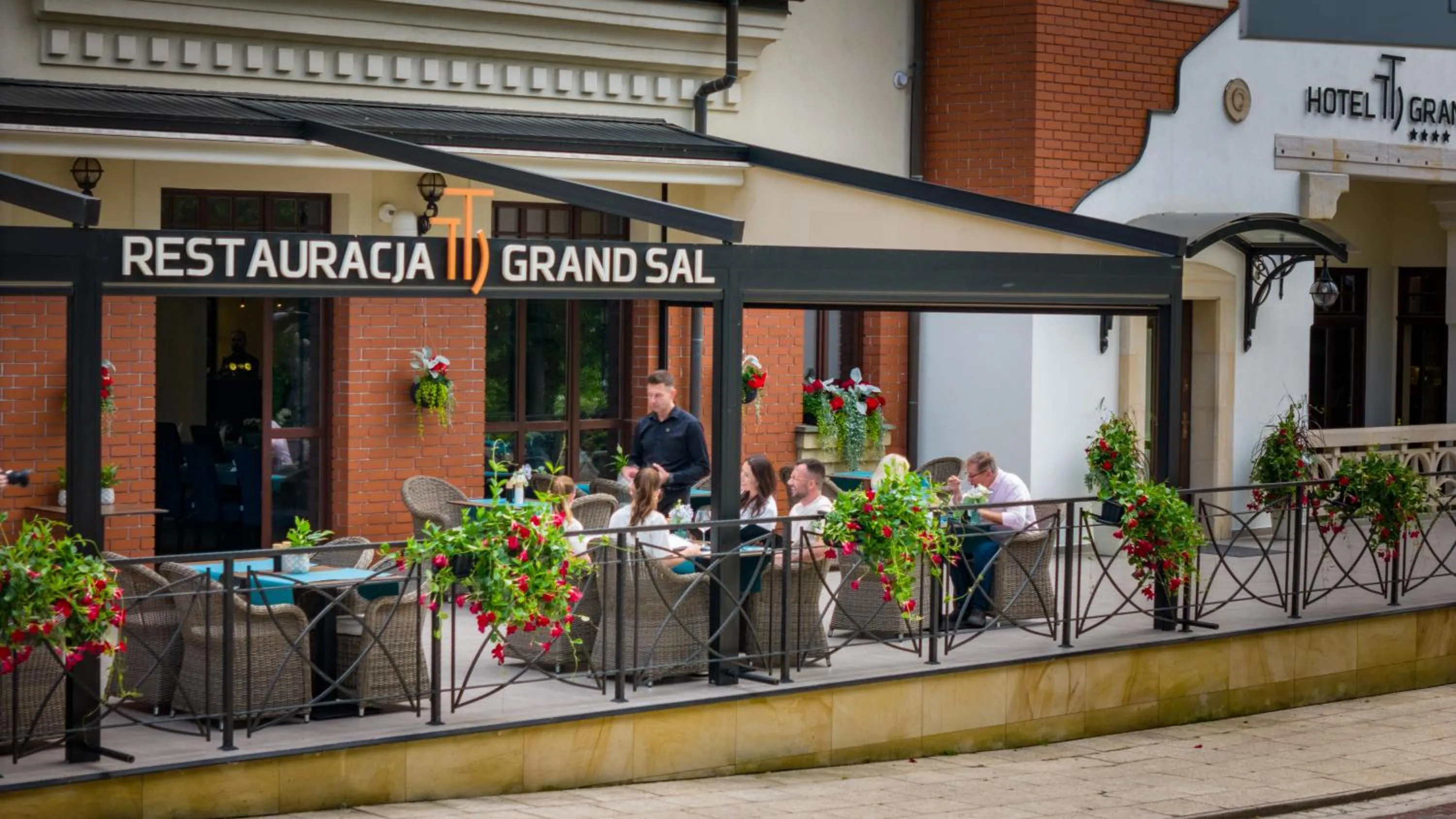 Restaurant/places to eat in Grand Sal