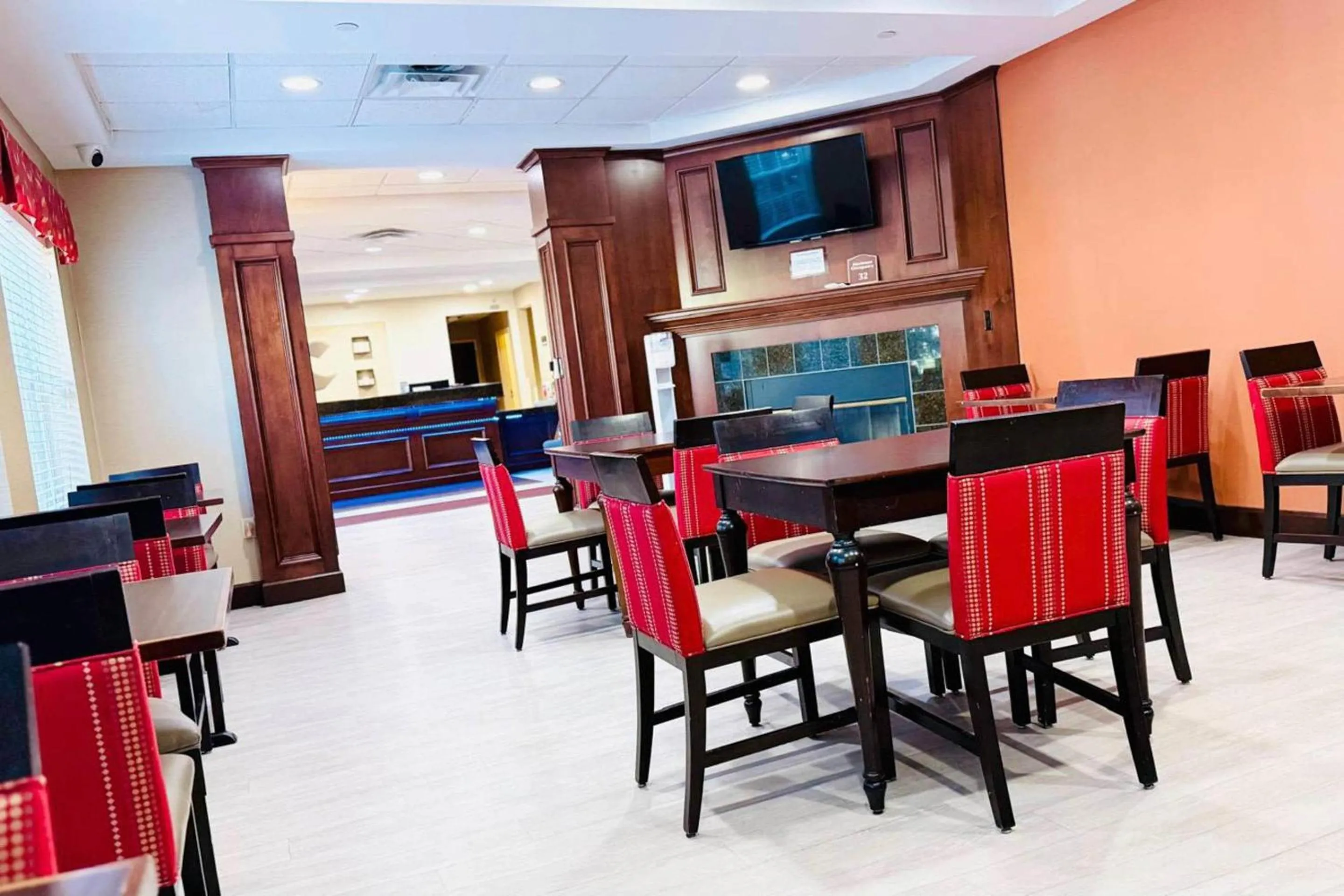 Breakfast in Comfort Inn & Suites Scarborough-Portland