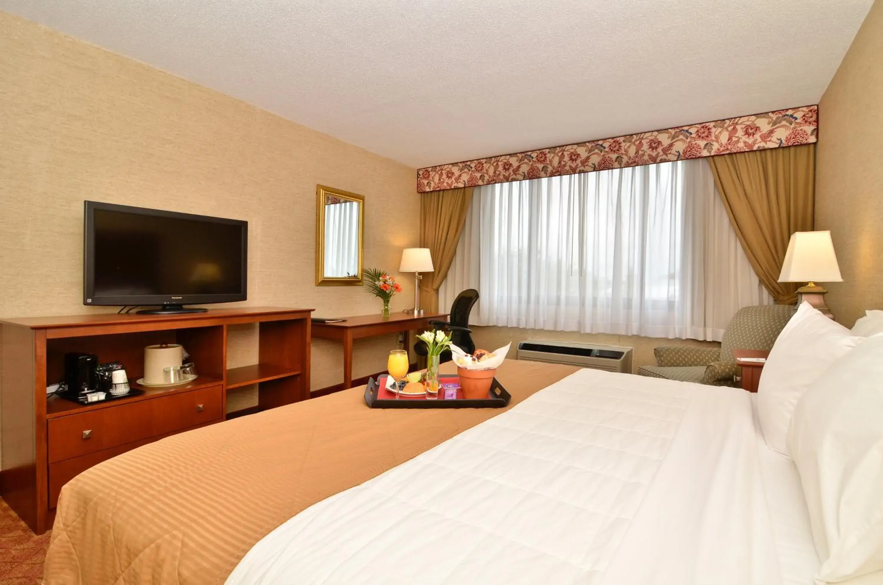 TV and multimedia, Bed in Clarion Hotel Portland Airport ME TV and multimedia, Bed in Clarion Hotel Portland Airport ME